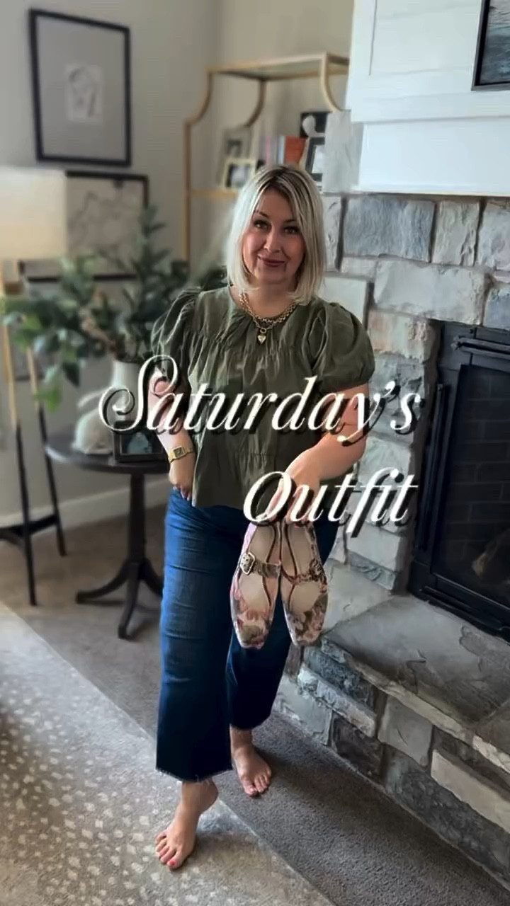 I love outfits like this because they’re simple, comfortable, and still feel stylish for women in midlife. The little details—soft sleeves, classic denim, and feminine flats—make it feel elevated without being complicated.
#MidsizeStyle
#WomenOver40Style
#MidlifeFashion #ltkmomlife #ltkmidsize ltkover40