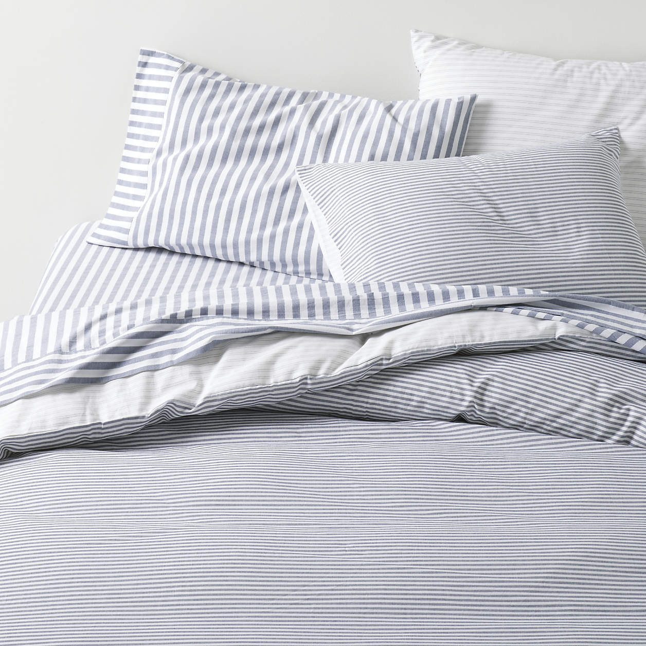 Oxford Shirting Light Indigo Blue Organic Cotton Reversible Full/Queen Duvet Cover + Reviews | Cr... | Crate & Barrel