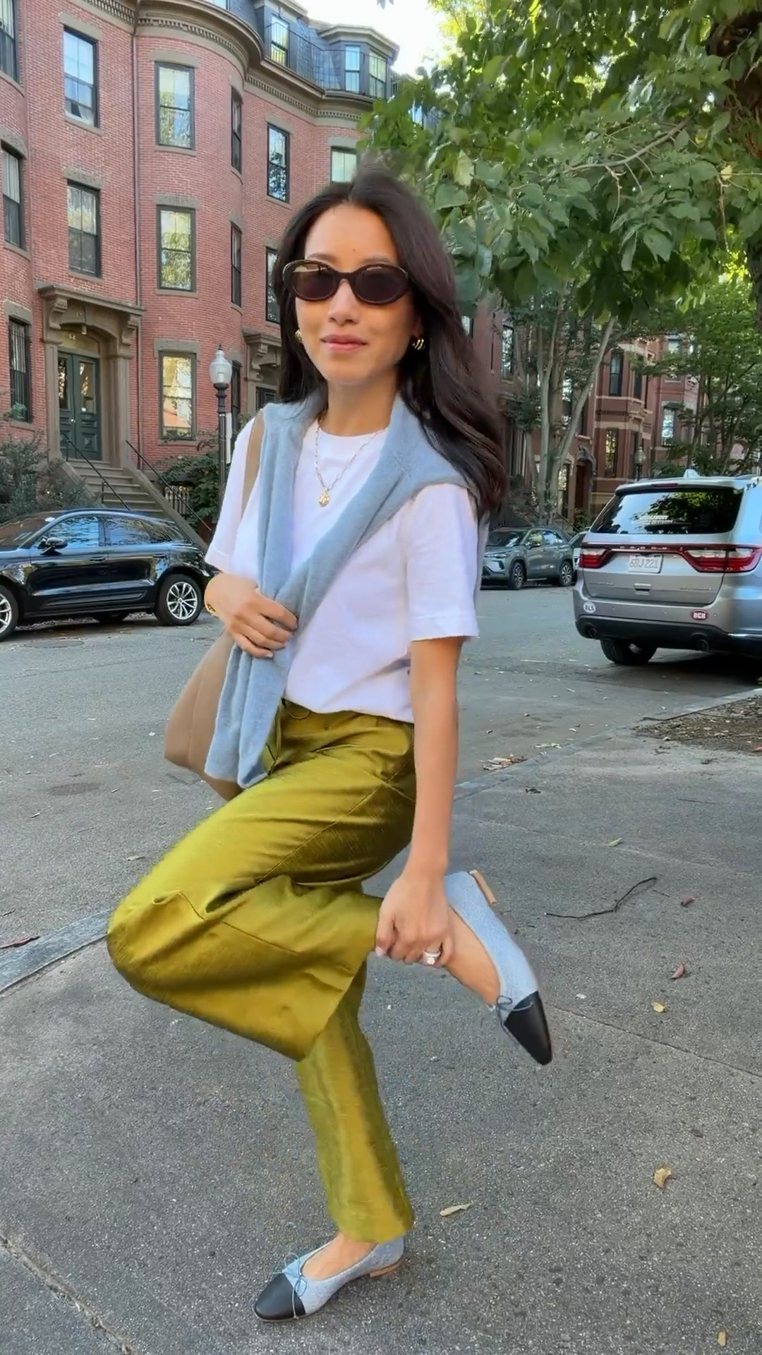 • reformation olina pants XS , I hemmed 2” to be cropped 
• jcrew tee xxs
• quince cashmere sweater XS love this color 
• A.Soliani ballet flats 5.5 
• quince bag size small