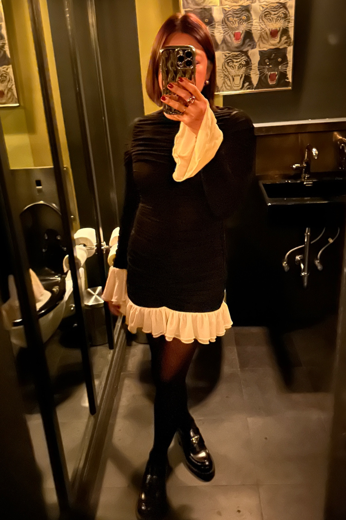 LBD in LES

Black dress 
Black mini dress
Black and white dresss

#LTKstyletip #LTKparties #LTKSeasonal