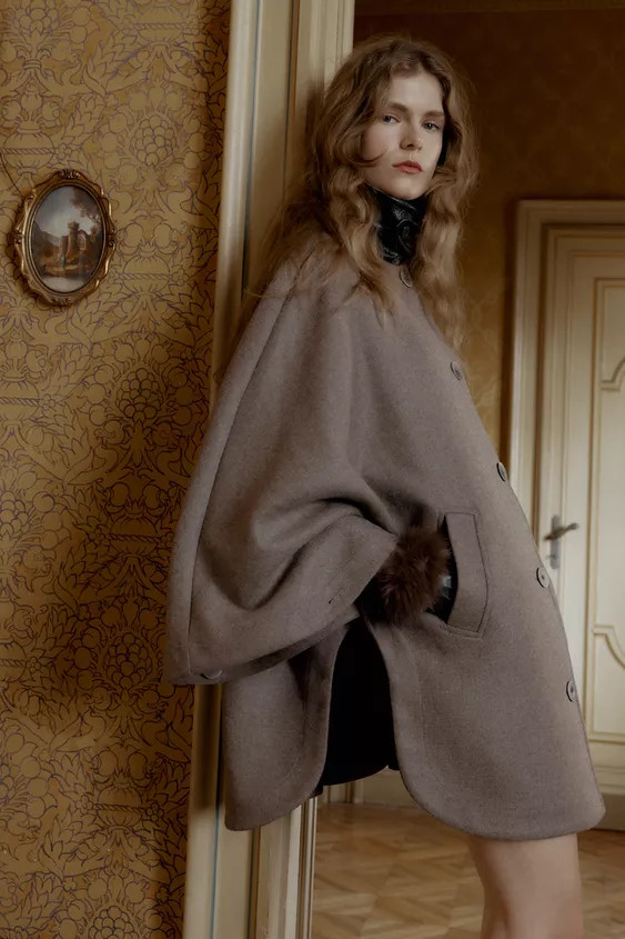 CONTRAST COLLAR WOOL BLEND CAPE COAT | Zara US