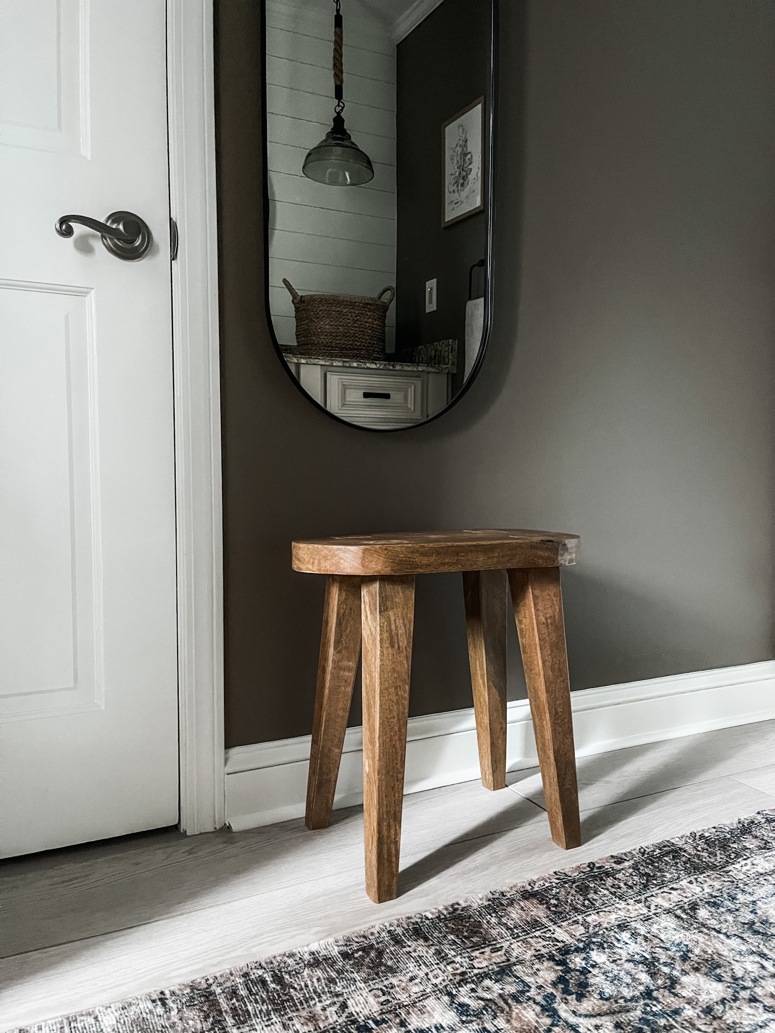 #loloirug #arearug #amberlewisrug #woodstool #wallmirror #woodaccenttable #accenttable #capsulewallmirror