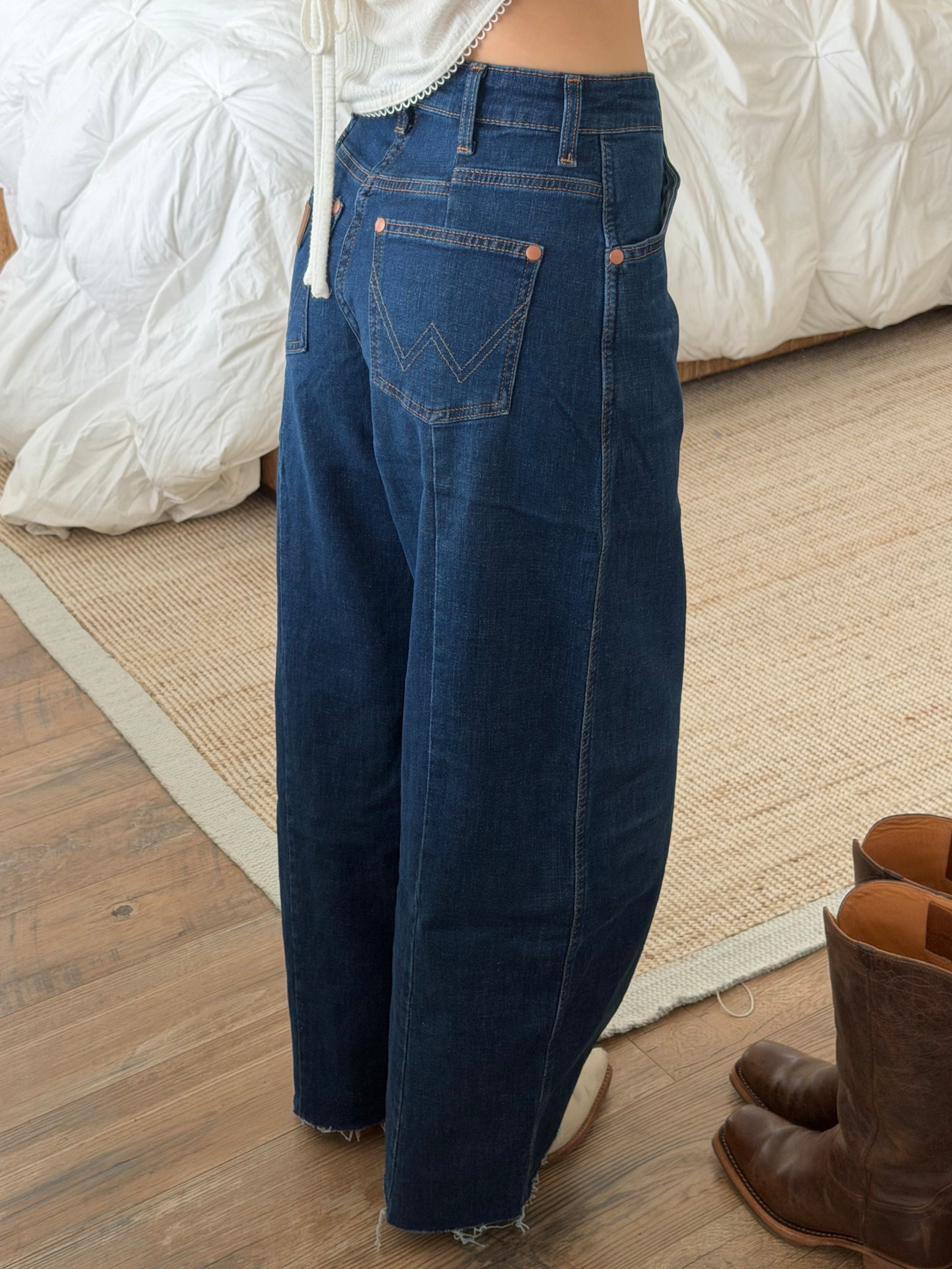 #ad wearing a 25 in these @Wrangler !! They are the perfect short girl length 💙 

#LTKootd #LTKPetite #LTKSeasonal