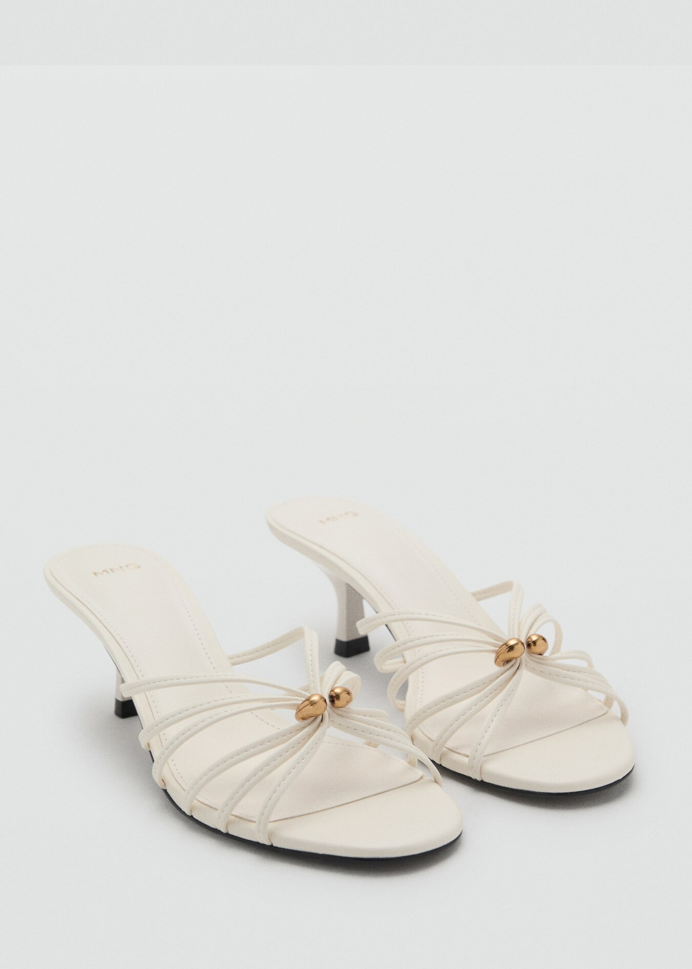 Kitten-Heel-Sandale mit Metall-Detail | Mango EU