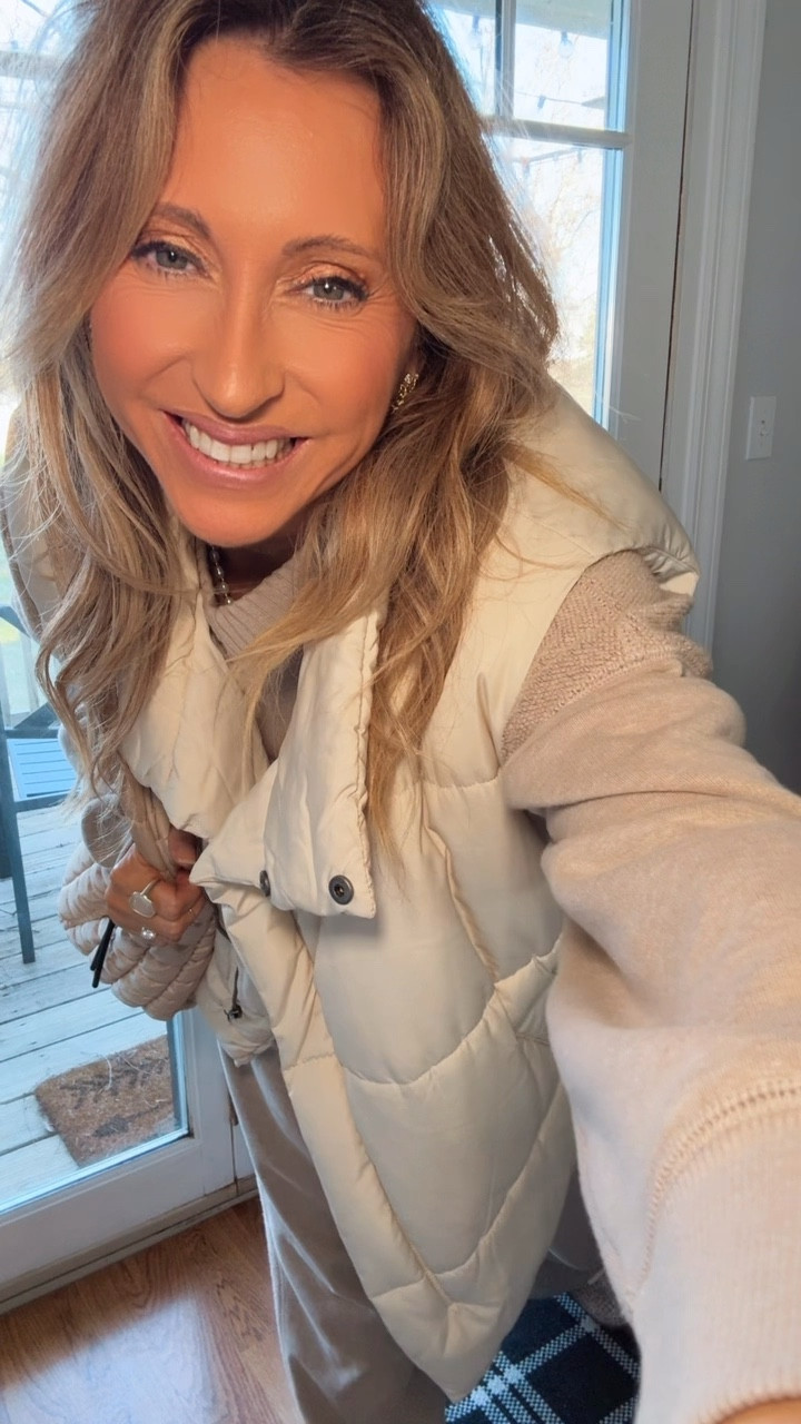 When it’s wear your comfiest clothes to work day, you don’t hesitate… I’m a sucker for a matching set… 

Spring outfits, matching set, sneakers, jewelry 
@Aerie @Anthropologie 

#LTKWorkwear #LTKActive #LTKootd