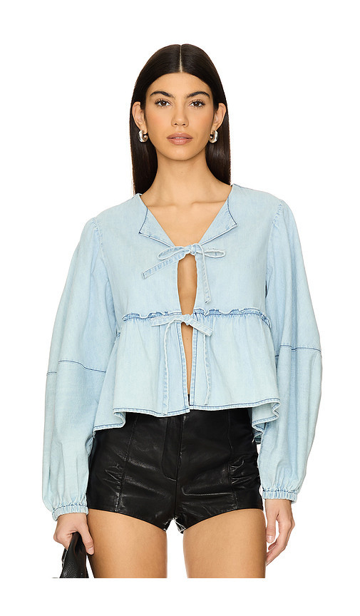 Free People BLUSE DENIM BRUNCH BABE in Blue. Größe L. Also in S. | Revolve Clothing (Global)