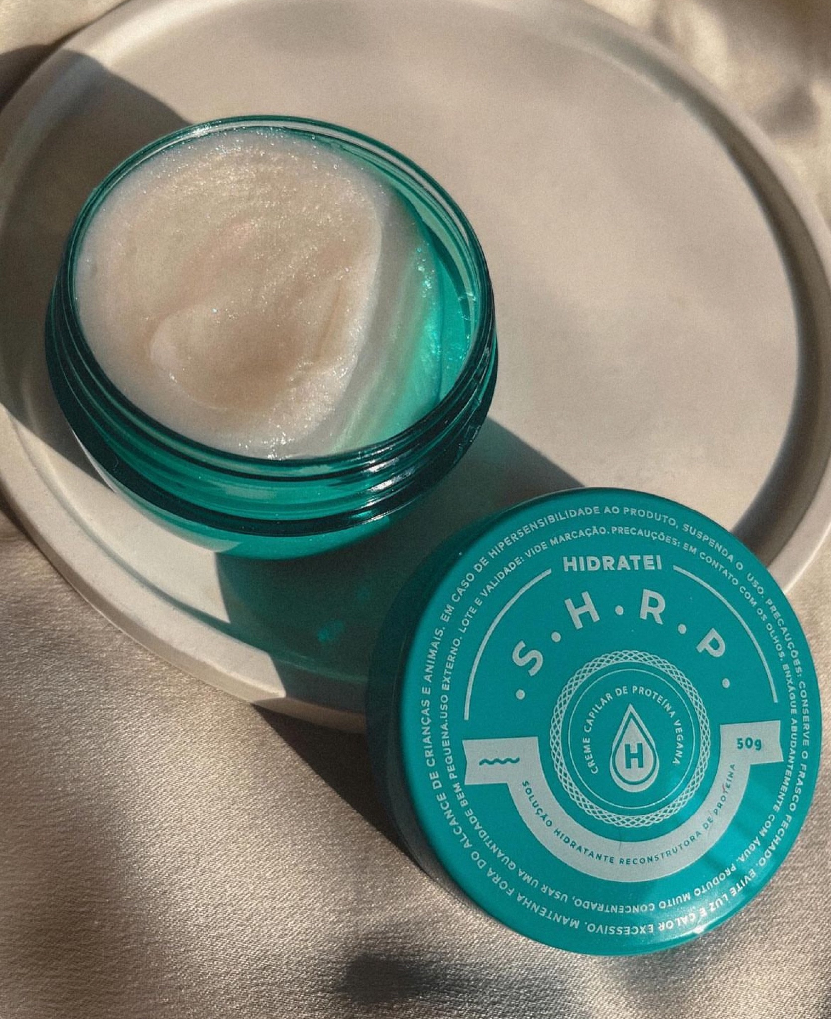 Essa é a SHRP, da Hidratei, solução hidratante reconstrutora de proteína, um produto de reconstrução e hidratação para os cabelos.
Ela é super concentrada, então você deve aplicar apenas um pouquinho nos tios, o que faz o produto render muito.
Esse produto é super famoso e eu entendi o motivo, os cabelos ficam belíssimos! Repõe massa, fortifica e protege os fios, e repara sem deixar os fios duros. A sensação é de fios muito macios, brilhantes e saudáveis.
Gostei demais, não quero mais viver sem! 💙

#LTKbrasil #LTKbeauty