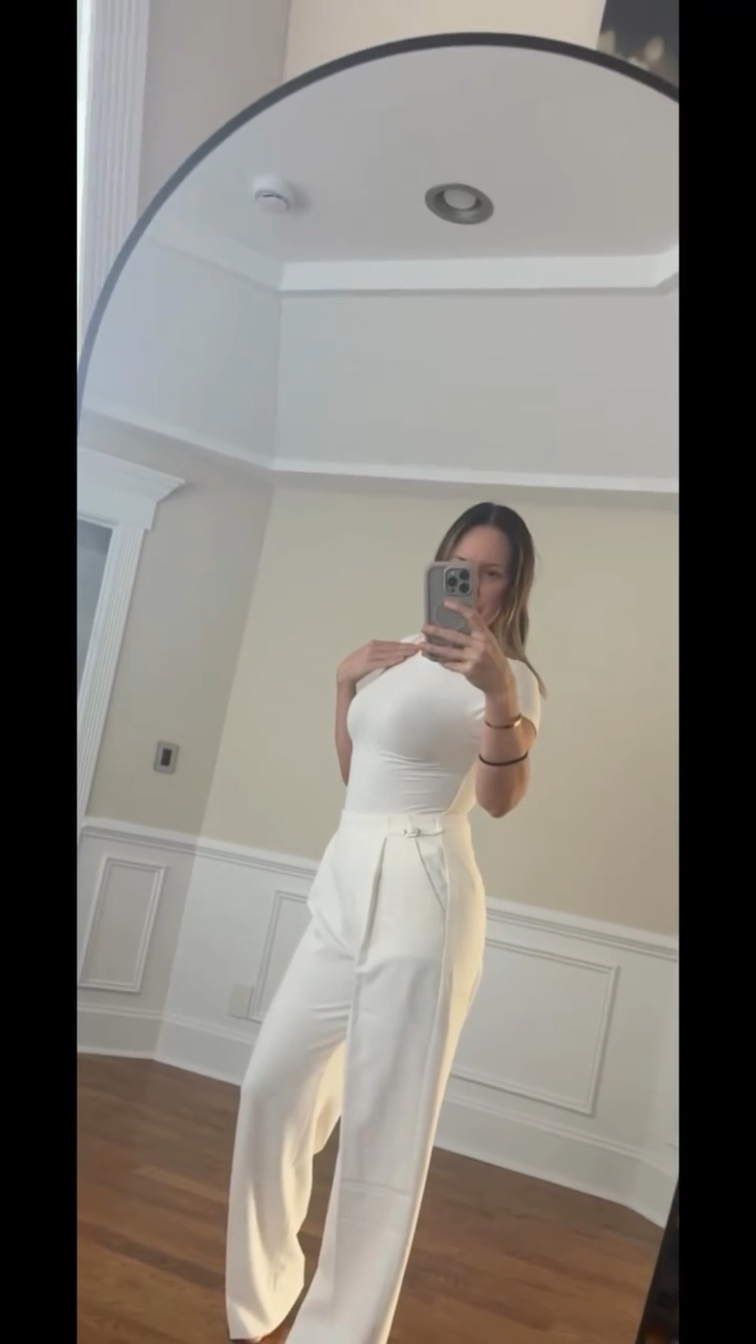 The best and most comfortable pair of trousers I own 🤍  @abercrombie @skims 
#abercrombiefitch #abercrombie #skims #skimstshirt #monochromatic #trousers #ltk #fall #fallfashion #ootd #capsulewardrobe