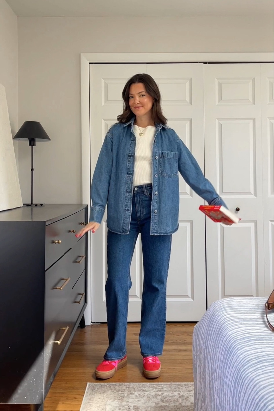 Styling my adidas gazelles! Wearing XS in the top and true size 25 in the jeans! 