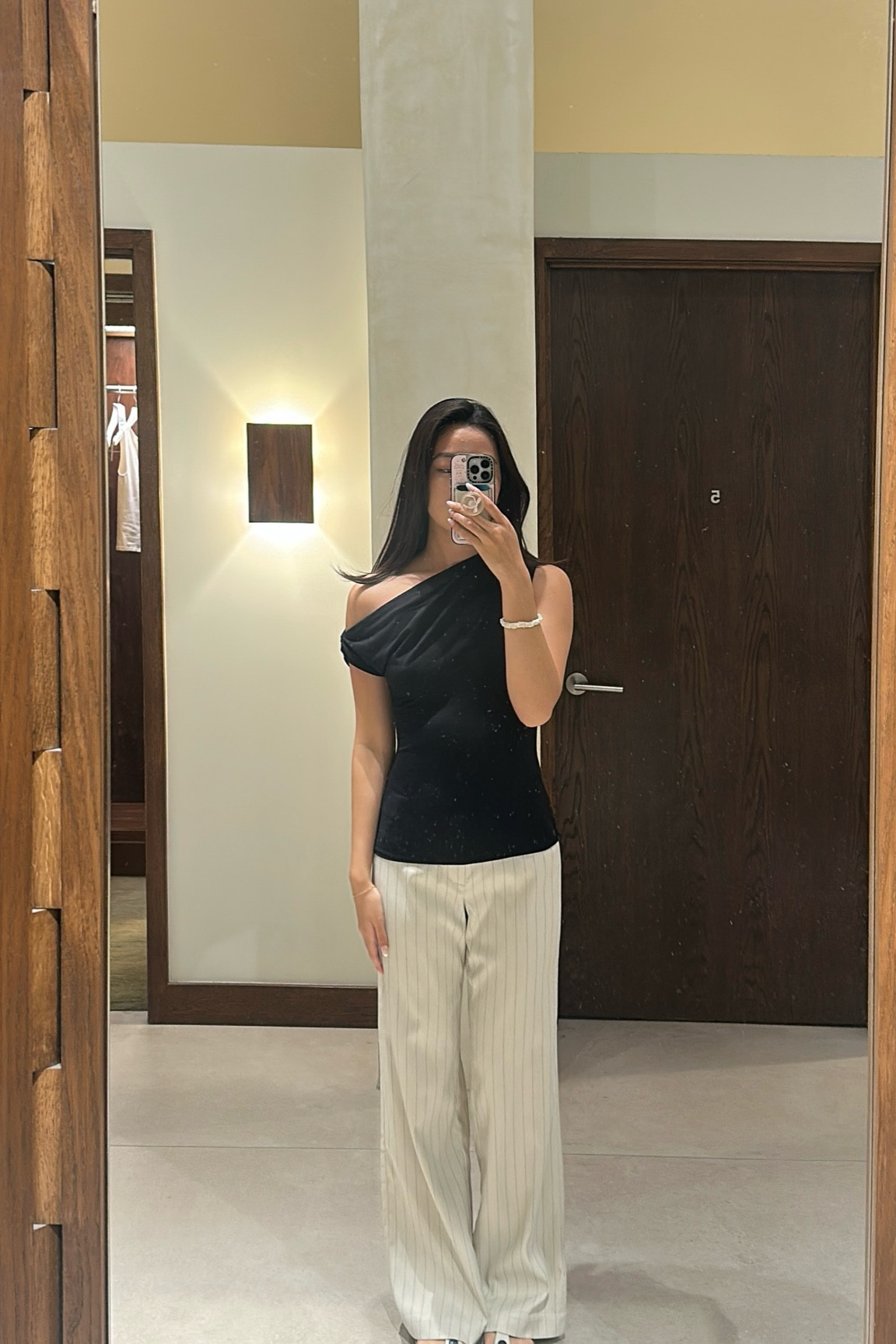 Reformation off the shoulder top and my fav pants 

Wearing xs top and 0 pants (size down for pants)
