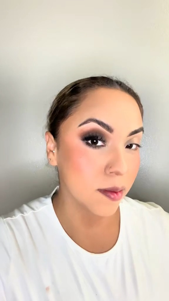 Smokey eye vs Cut Crease 👁✨
Este video muestra cómo el maquillaje y el tipo de pestañas pueden hacer que tu ojo se vea redondo o alargado.
Productos usados → en mi LTK.
#tutorialmaquillaje #maquillaje2025 #ojosredondos #ojosalargados #pestañaspostizas #maquillajefacil #makeuptips #maquillajelatino #cutcrease #smokeyeye #ltkhispanic

#LTKgrwm #LTKCyberWeek #LTKBeauty