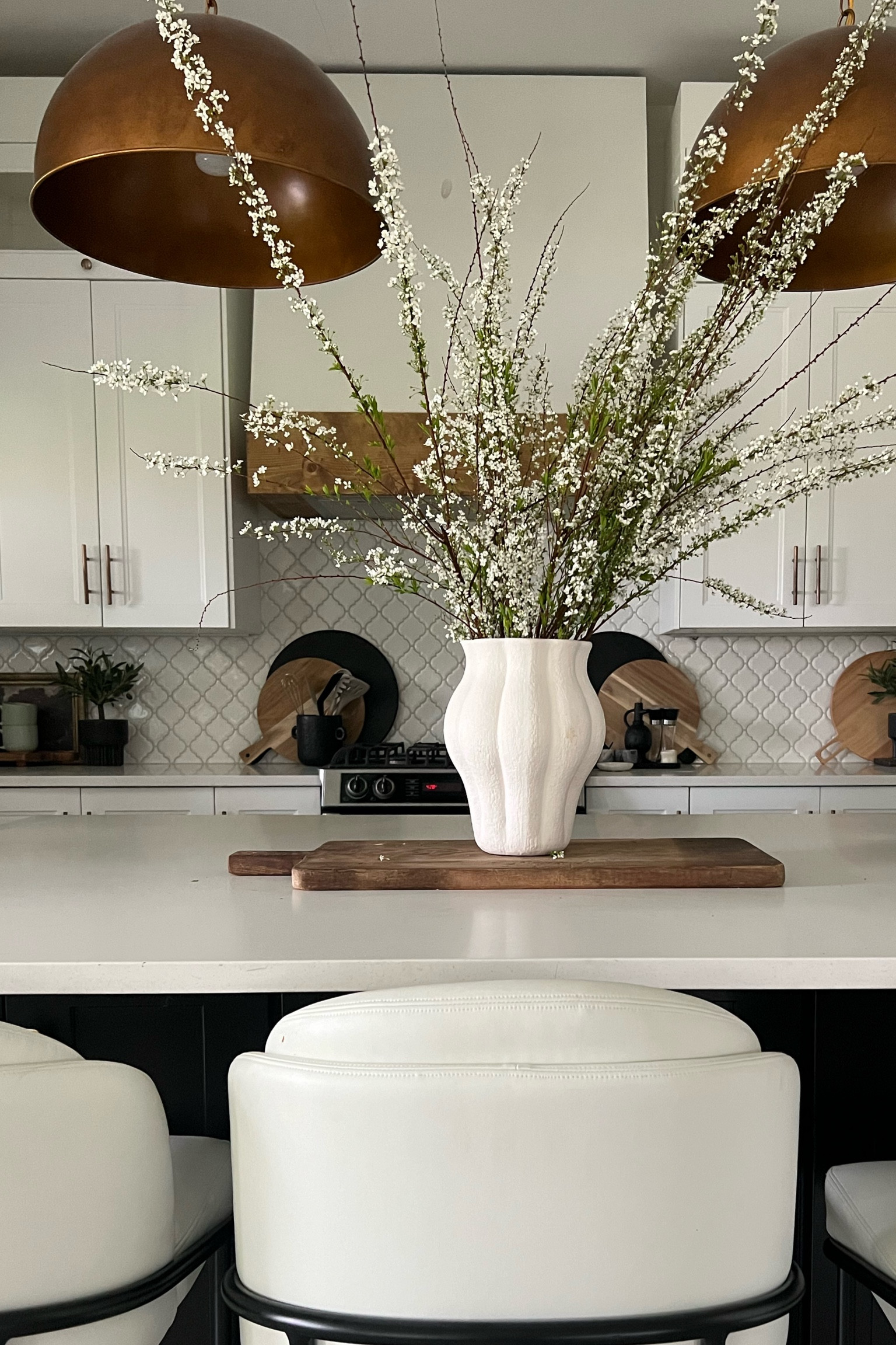 Love this pretty stoneware vase. Modern organic curves and texture. And so affordable! 
Stems are bridal wreath spirea (from my backyard)
Spring decor , stoneware vase 