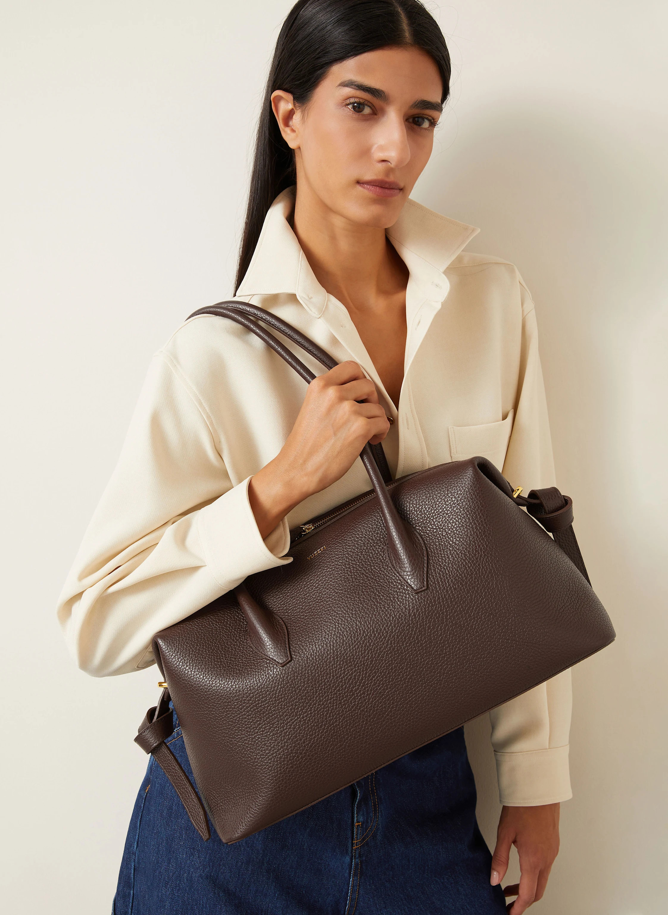 YUZEFI Schultertasche BRIOCHE DUFFLE in dunkelbraun | Breuninger (DACH)