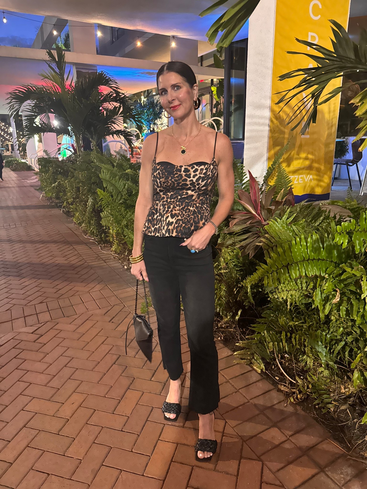 Size xs top
Comes in patterns 

#LTKOver40 #LTKU #LTKSaleAlert