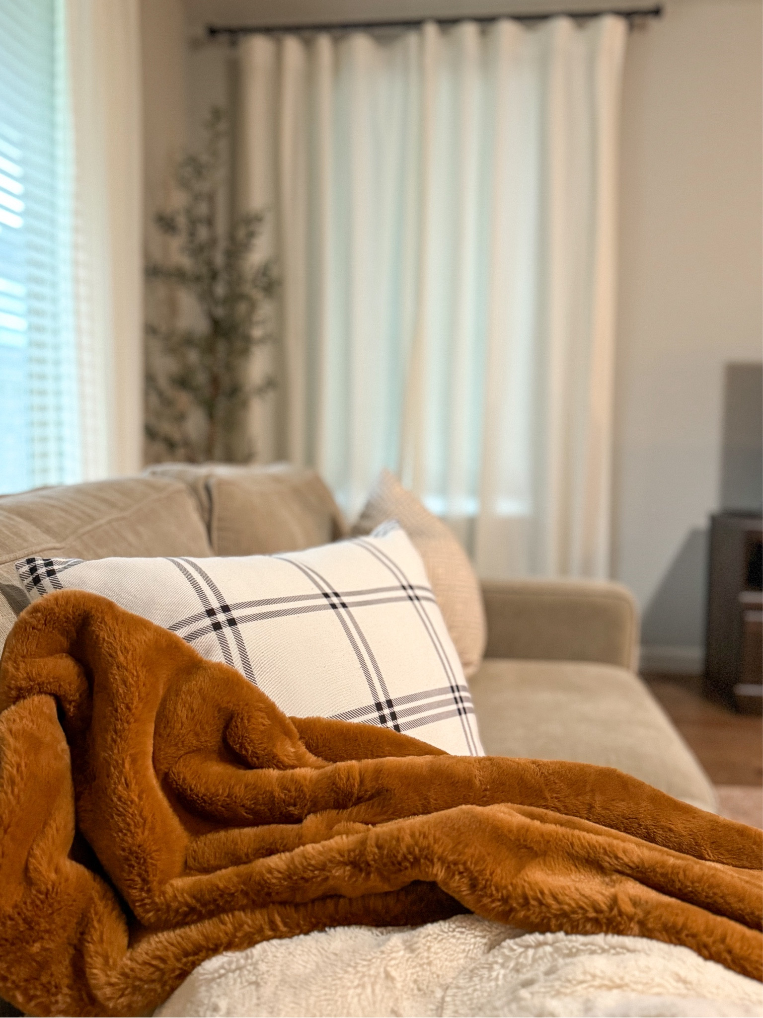 Cozy throw blankets and seasonal pillow covers add to the Fall warmth of your home decor 

*** note - I buy pillow inserts 2 inches larger than pillow cover sizes so that they really fill the pillow out ***


#LTKFindsUnder50 #LTKHome #LTKSeasonal