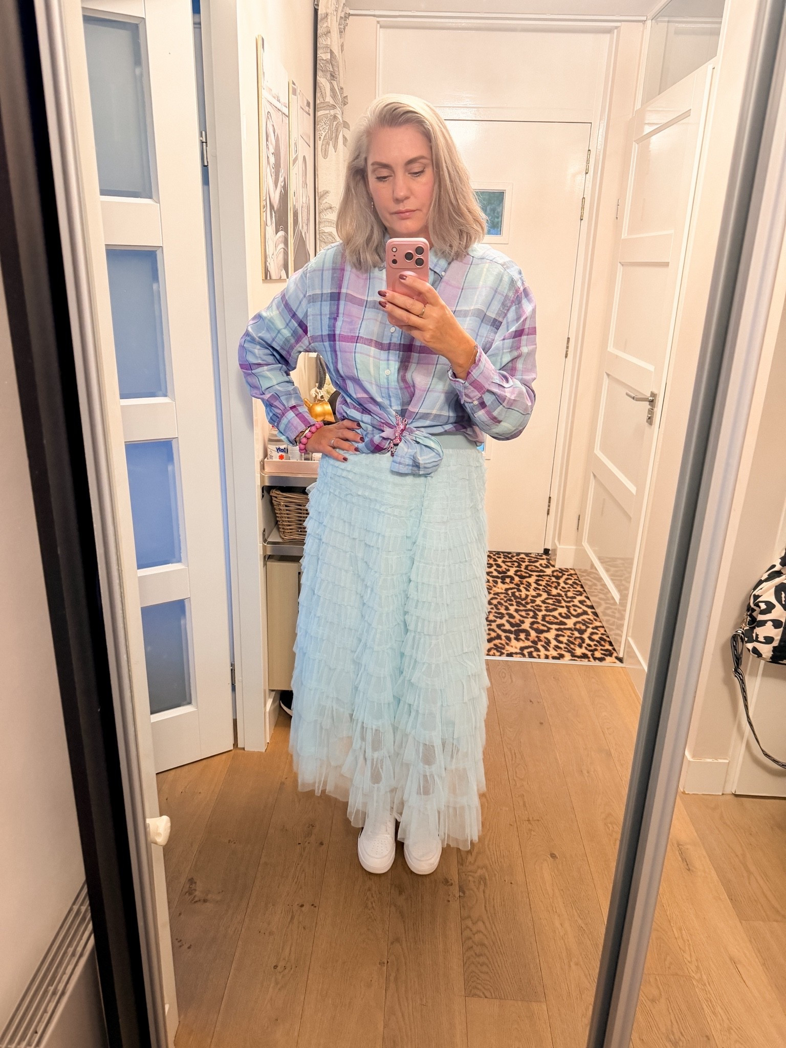 OOTD - Donderdag. Turquoise met paars geruit overhemd van de kringloop (mannen afdeling) op een turquoise tule rok (oud) met witte sneakers.

#LTKnederlands #LTKeurope #LTKFashionMonth