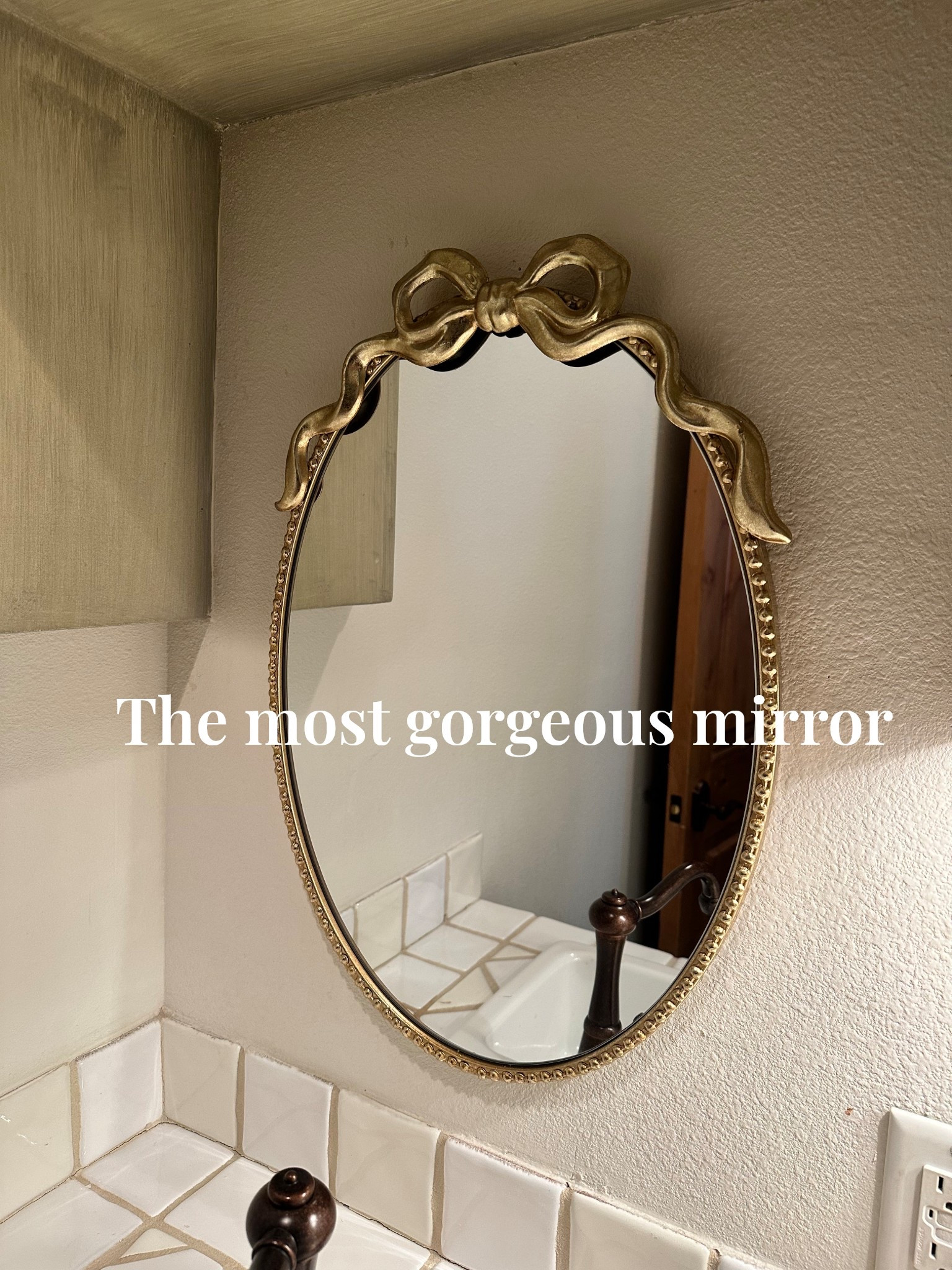I love this mirror..it is very elegant 