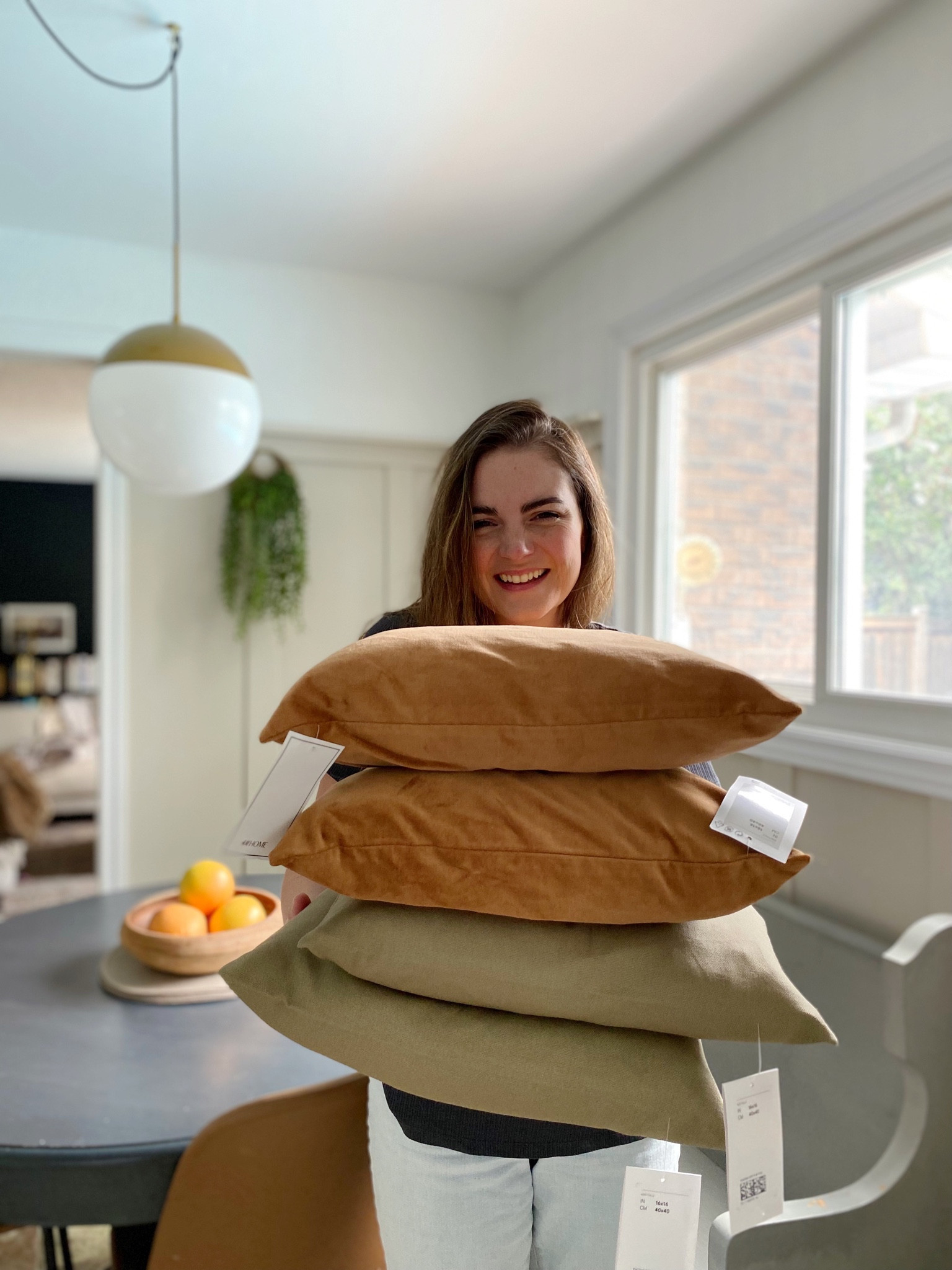 Simple updates to our eat-in kitchen nook with a few simple decor pieces #kitchen #throwpillows #throwcushions #plants

#LTKhome
