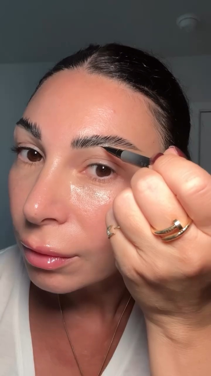 Loving the @anastasiabeverlyhills NEW MicroStroke Brow Pen! 

Micro-fine tip makes hair-like strokes so easy, and it lasts all day without smudging.

Shade: Medium Brow 
Have you tried it? 

#anastásiabeverlyhills #browpen