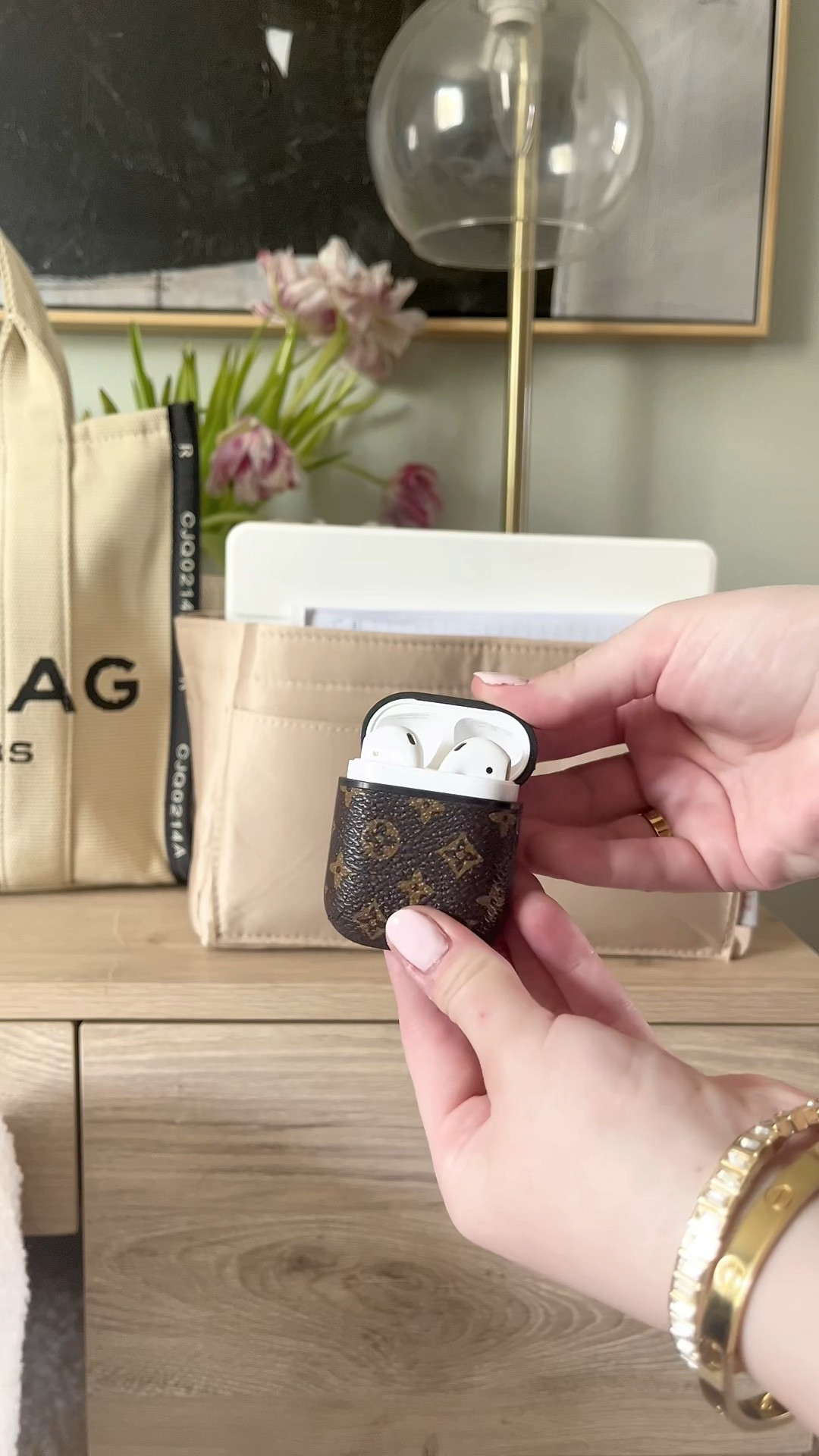 Pack my bag with me 👜💻🎧

Marc jacobs, tote bag, coffee shop, work from home, iPad, accessories, cruelty free beauty 

#LTKbeauty #LTKunder100 #LTKunder50