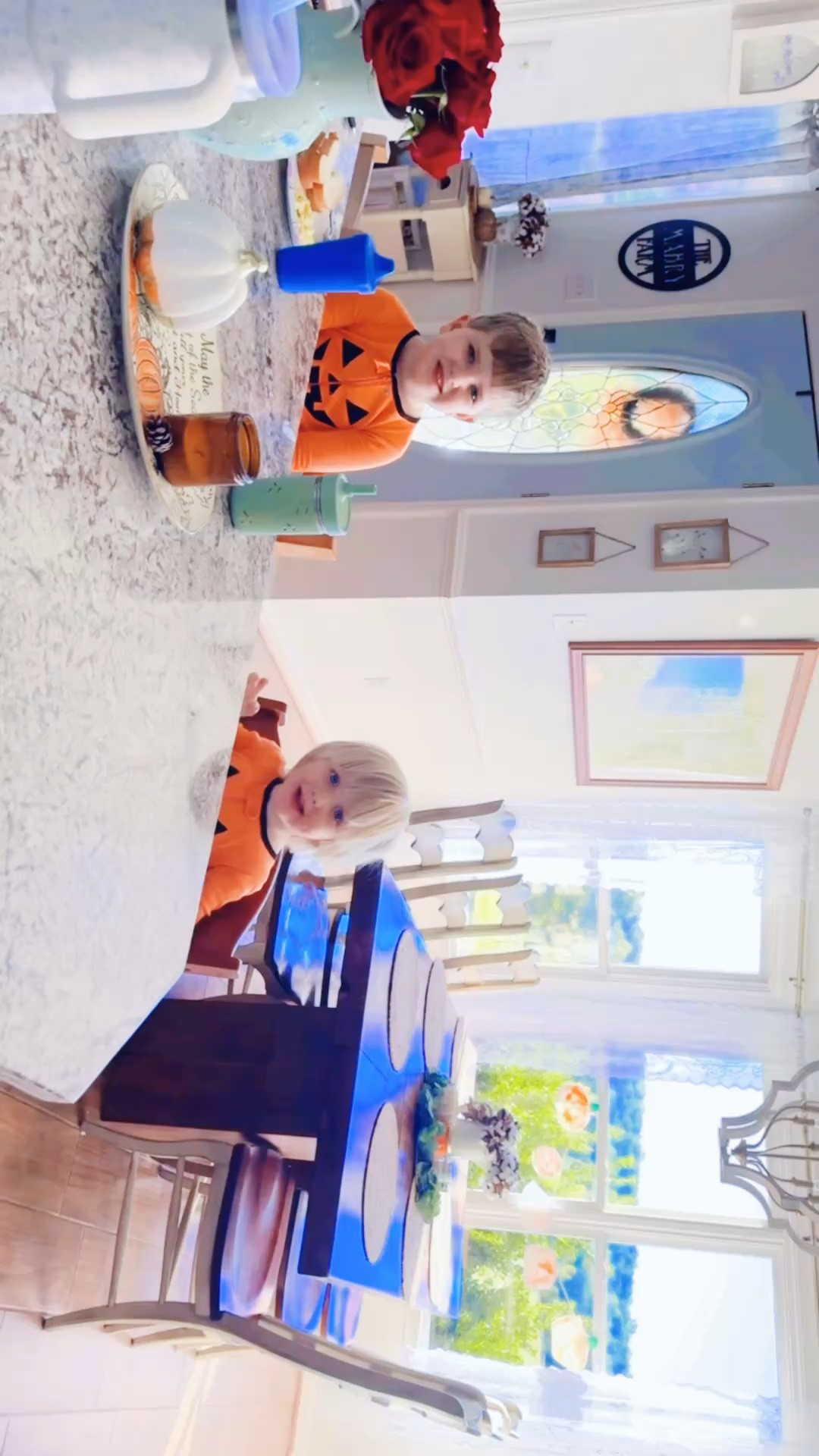 And nothin’ sweeter than a sweet friday mornin’ with daddy home from work!!! 🏡 And these little pumpkins 🎃 (in their matching jammies 🥰) sure are excited for a fun 🤩 family day ahead!! 🤭🛻