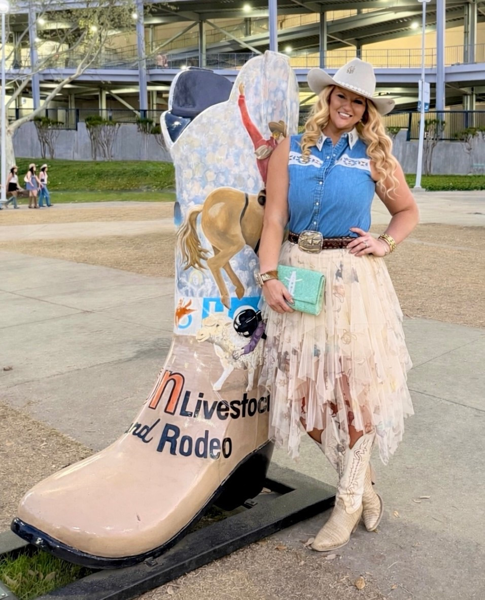 Denim is always so darling! Love all my cute @Cavender's finds for Rodeo this year  

#LTKootd