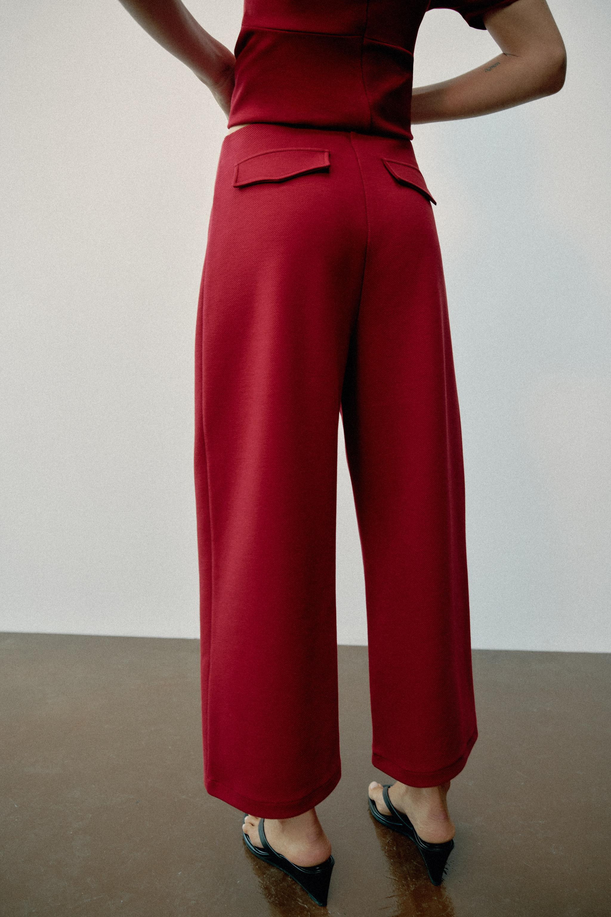 Model height: 177 cmTrousers made from a cotton blend. Mid-waist with an elasticated waistband an... | Zara UK