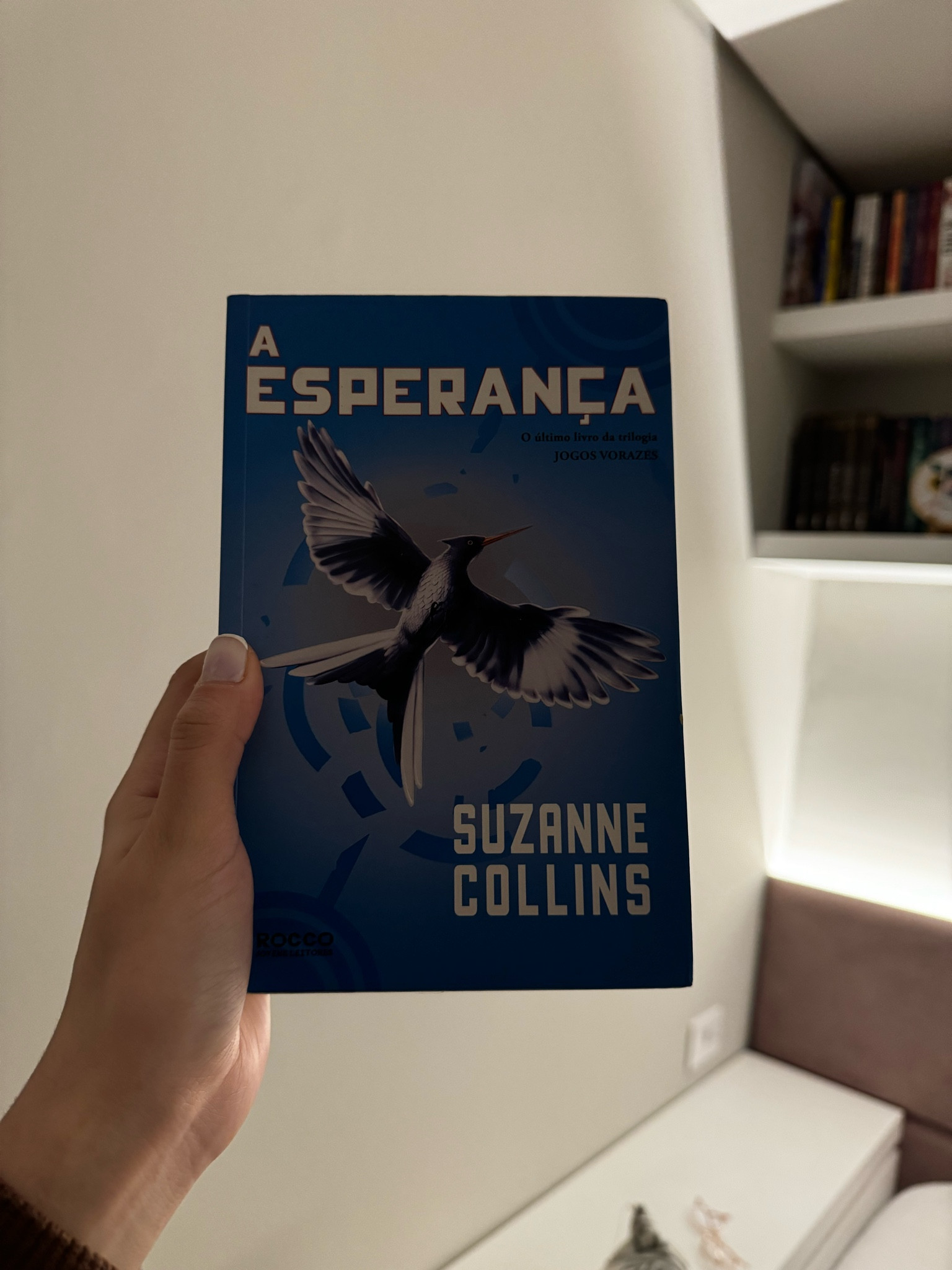 “Depois de sobreviver duas vezes à crueldade de uma arena projetada para destruí-la, Katniss acreditava que não precisaria mais lutar. Mas as regras do jogo mudaram: com a chegada dos rebeldes do lendário Distrito 13, enfim é possível organizar uma resistência. Começou a revolução.

A coragem de Katniss nos jogos fez nascer a esperança em um país disposto a fazer de tudo para se livrar da opressão. E agora, contra a própria vontade, ela precisa assumir seu lugar como símbolo da causa rebelde. Ela precisa virar o Tordo.

O sucesso da revolução dependerá de Katniss aceitar ou não essa responsabilidade. Será que vale a pena colocar sua família em risco novamente? Será que as vidas de Peeta e Gale serão os tributos exigidos nessa nova guerra?

Acompanhe Katniss até o fim deste thriller, numa jornada ao lado mais obscuro da alma humana, em uma luta contra a opressão e a favor da esperança."

#LTKgiftguide #LTKover50style #LTKstyletip