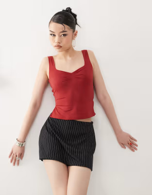 Princess Polly – Doppellagiges, anschmiegsames Oberteil in Rot mit geraffter Vorderseite, Herza... | ASOS (Global)