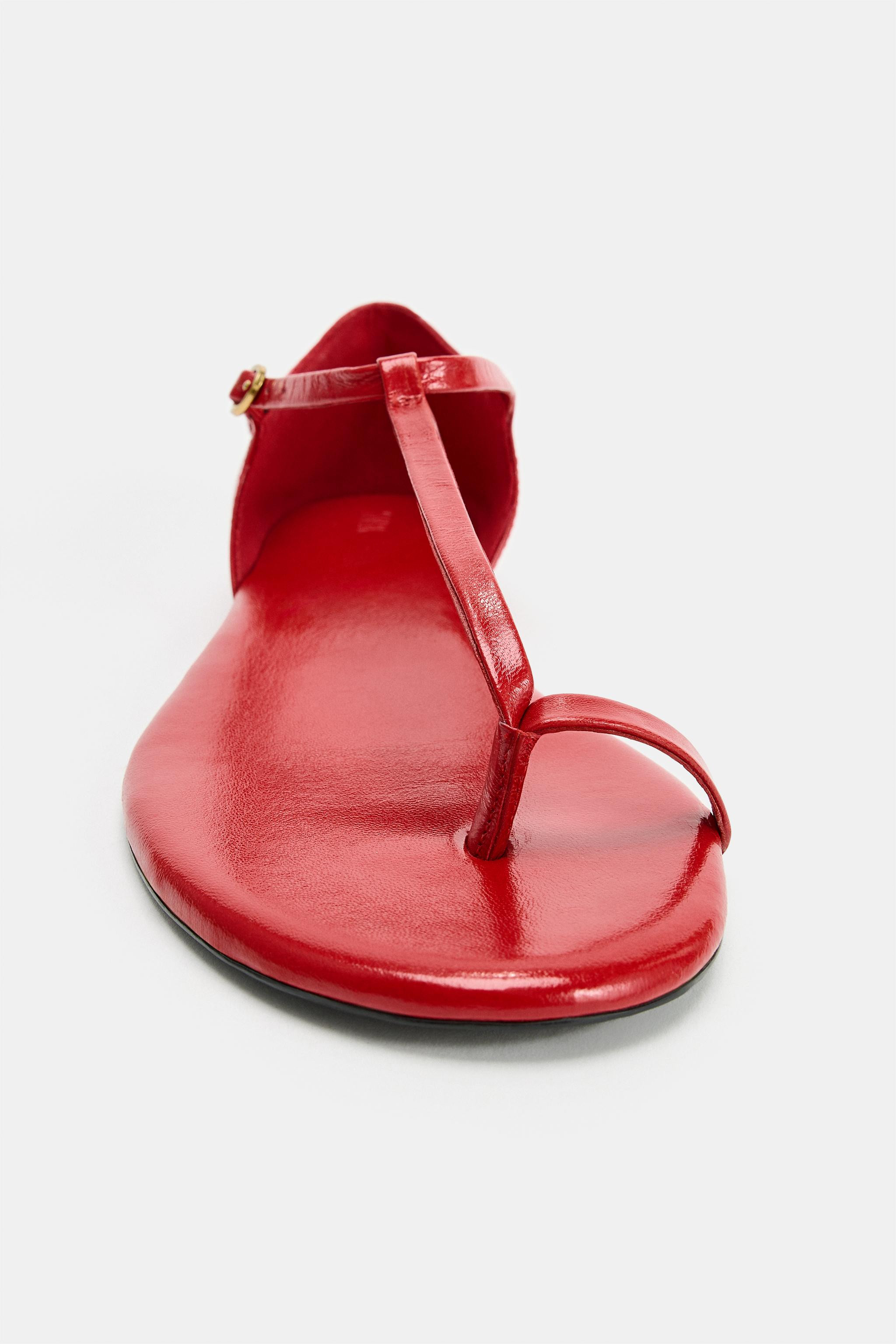 Flat leather sandals. Toe post strap. Metal buckle fastening. Pointed toe.Sole height: 1 cm / 0.4... | Zara UK