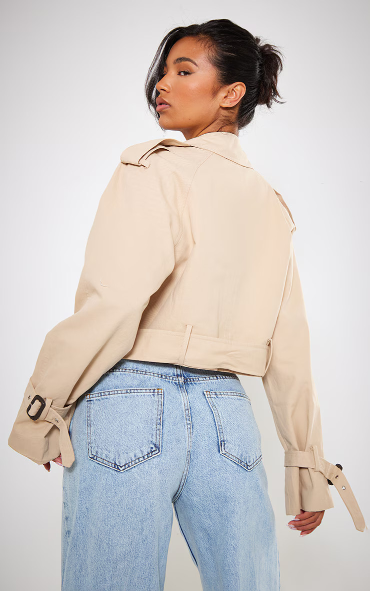 Trench court beige à ourlet ceinturé | PrettyLittleThing (FR)