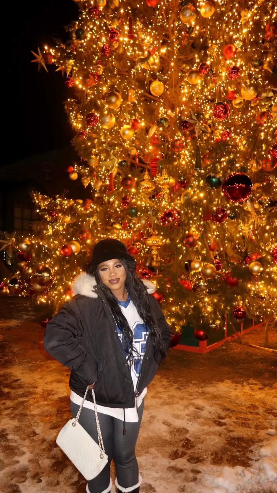 when the tree is up, the camera is out 📸🎄
had to stop by @oakvilledowntown to see the prettiest christmas tree lit up ✨❤️

photos were taken with my @canonusa g7xiii (no edits)

ps: this year has to be the most festive one yet. got to do lots of christmas-focused experiences and most importantly reflect on the reason for the season 😇
.
.
.
#torontoblogger #oakvilleblogger #oakvilledowntown #thingstodoinoakville #christmastree

#LTKwinter #LTKholiday #LTKcanada