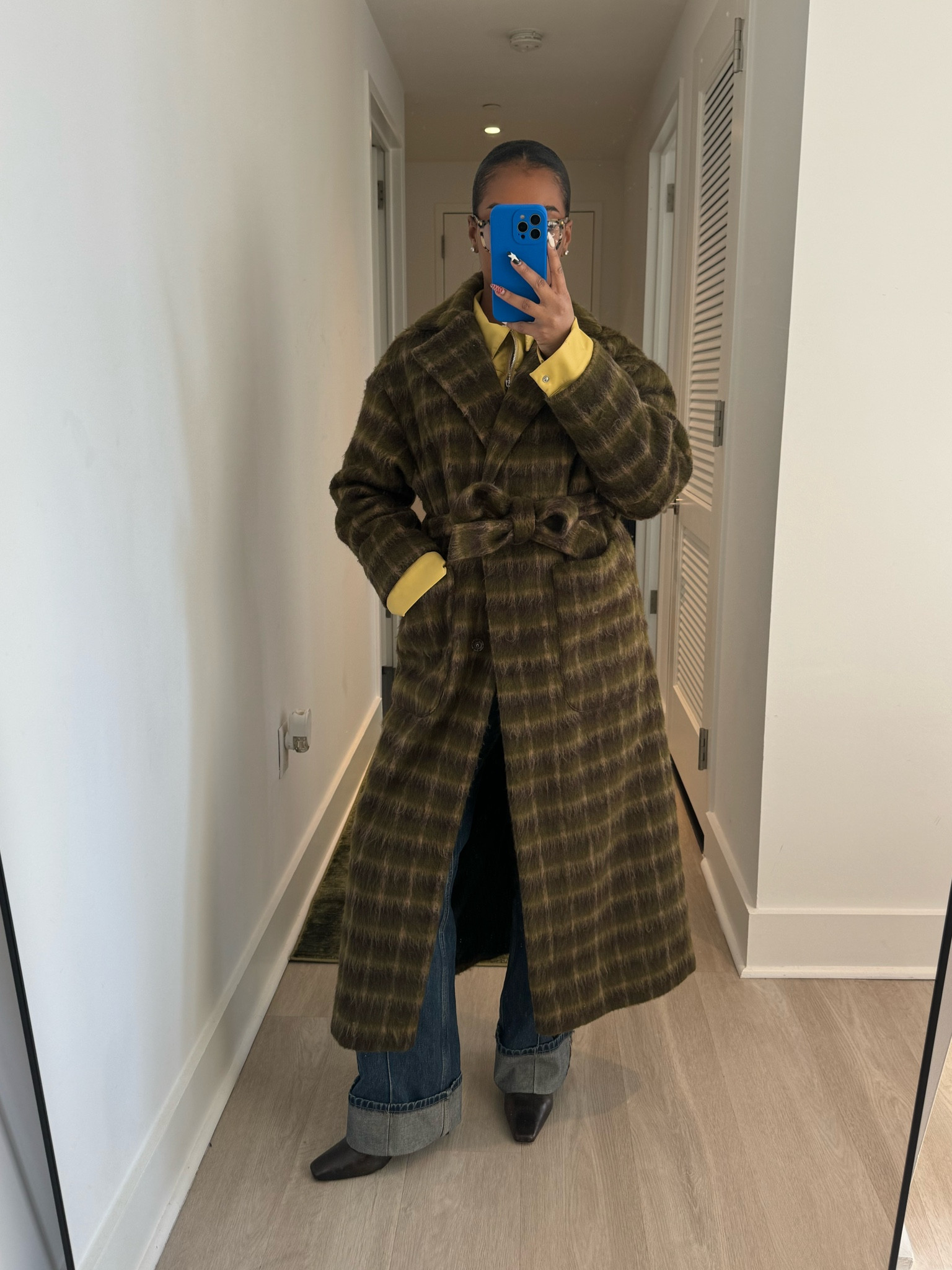 chic & stylish with a pop of yellow 💛