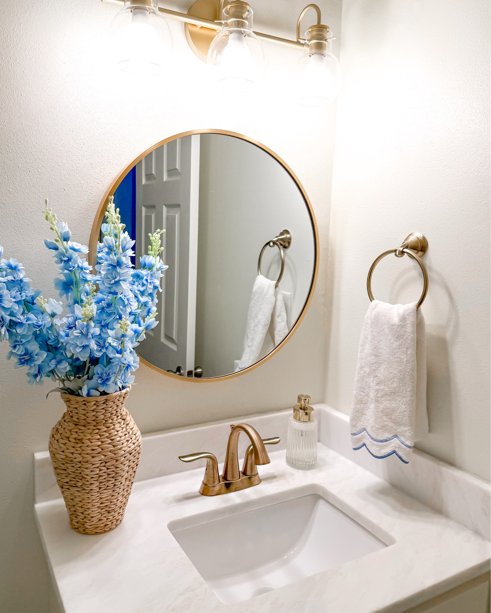 Spring bathroom refresh // coastal home decor 






Amazon home 
Coastal decor 
Spring decor 
Bathroom decor
Bathroom makeover 
Faux flowers
Rattan vase 
Hand towel 

#LTKSeasonal #LTKFindsUnder50 #LTKHome