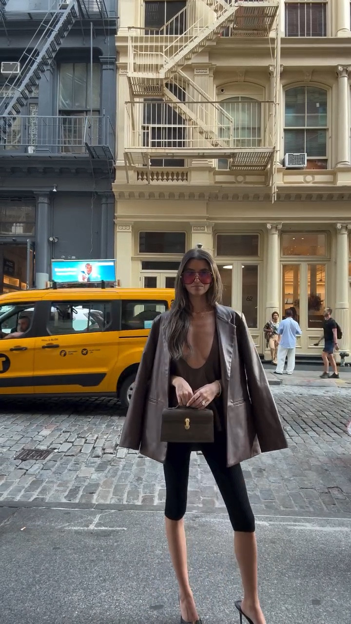 You could never make me hate capris🫶🏼

#capris #nycstreetstyle #falloutfitinspo #fallstyling #capripants #capristyle #ysl #nakd #savette