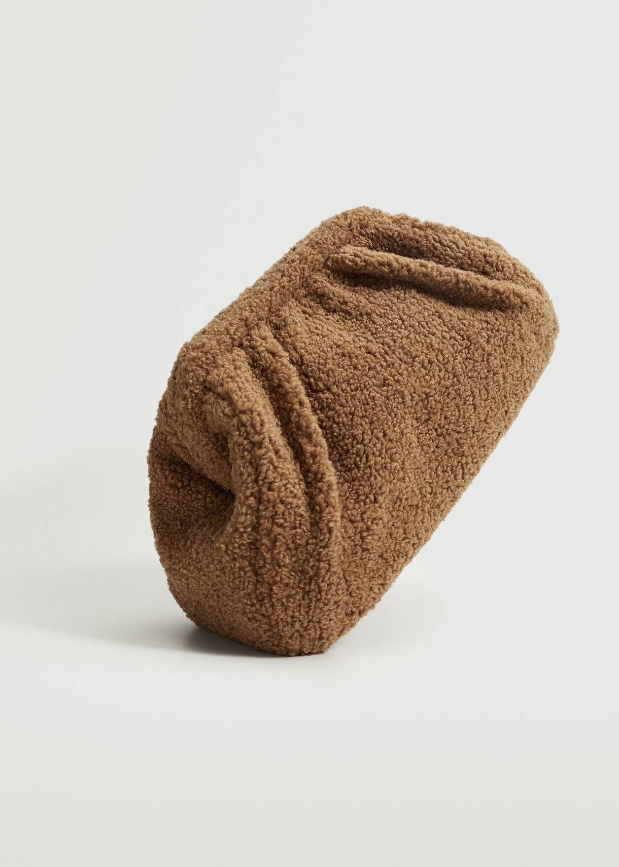 Textured faux-shearling clutch | MANGO (US)