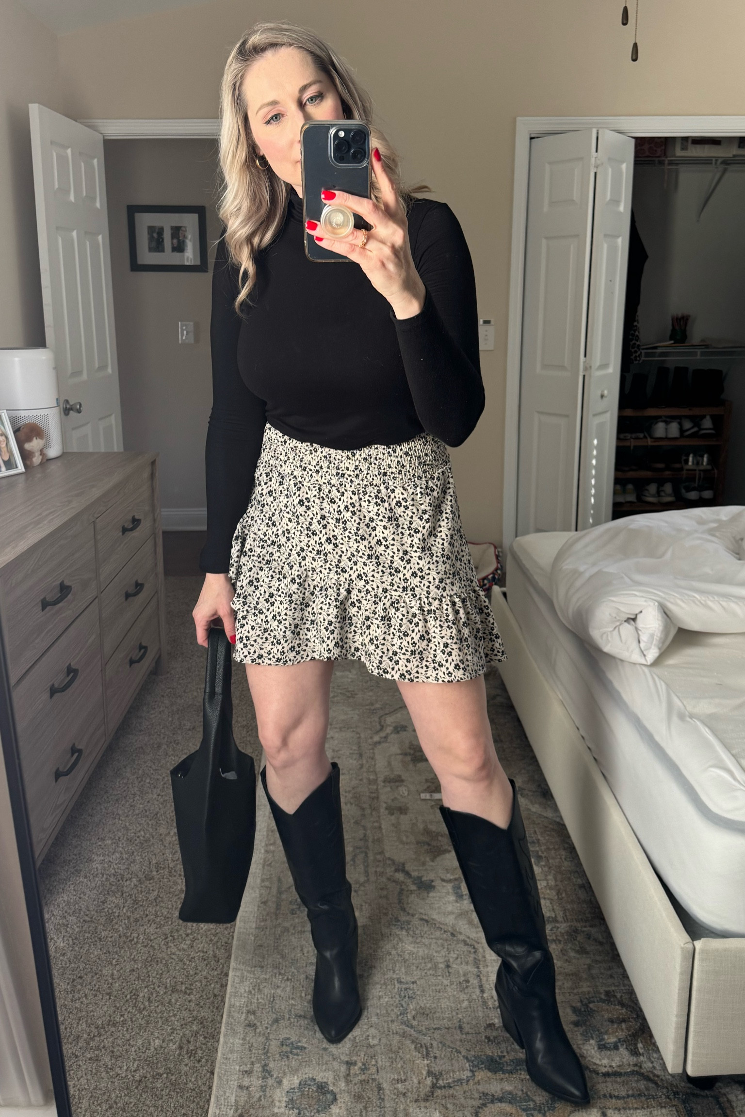 Fall outfit, church outfit 

#blackboots #fallskirt 