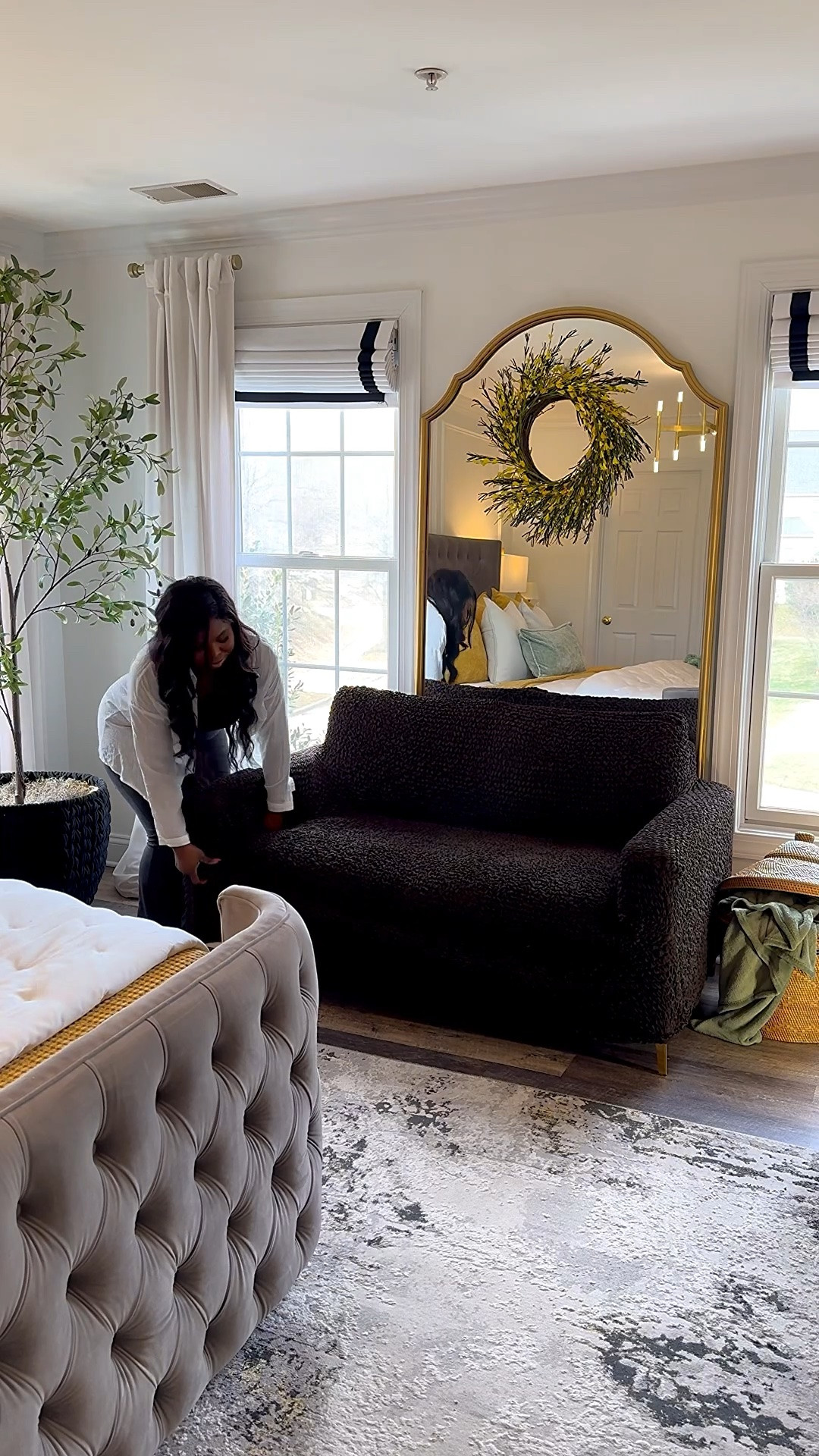I love switching up my style without having to buy more furniture and these couch covers are perfect 👌🏾 which is your favorite the green or the brown!? 🤎💚