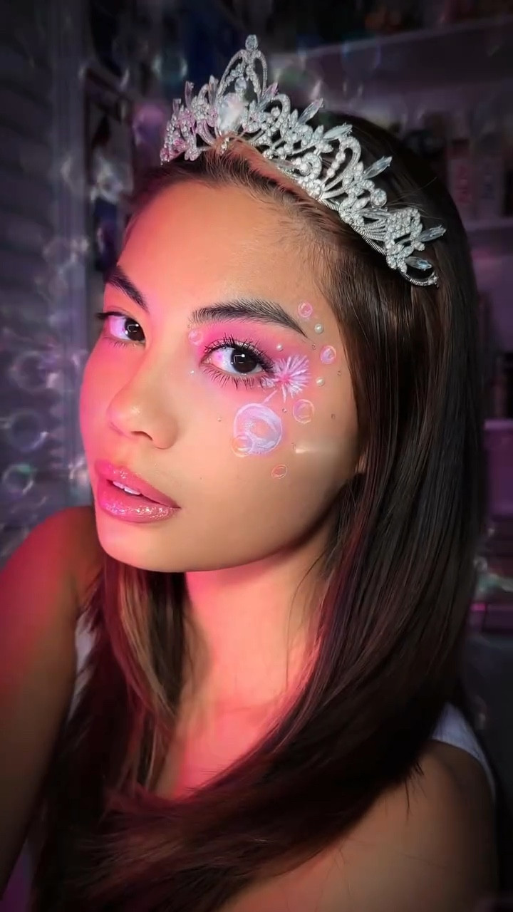 Wicked For Good— GLINDA EYELOOK🎀🫧
↓ Products Listed Below:

@armanibeauty concealer
@morphebrushes eyeshadow
@juviasplace eyeshadow
@hudabeauty setting powder
@lagirlcosmetics white pro concealer
@patmcgrathreal eyeshadow
@ardellbeauty lashes
@maccosmetics lip liner
@laneige_us glaze craze 
@lawless lip plumper 

#wicked #wickedforgood #glinda #glindamakeup #fashion #beauty #makeup #nyc #makeupartist #outfit #aesthetic #makeupinspo #glindathegoodwitch