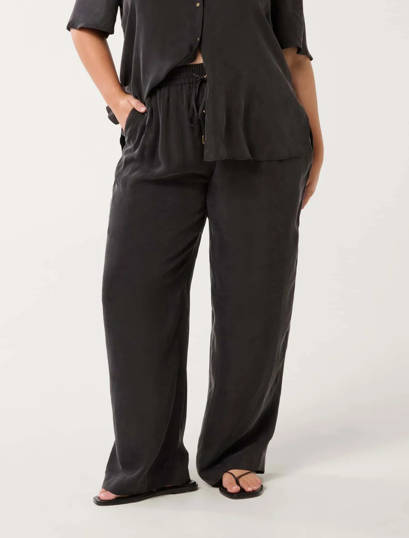 Emma Curve Cupro Wide Leg Pant | Forever New (AU)