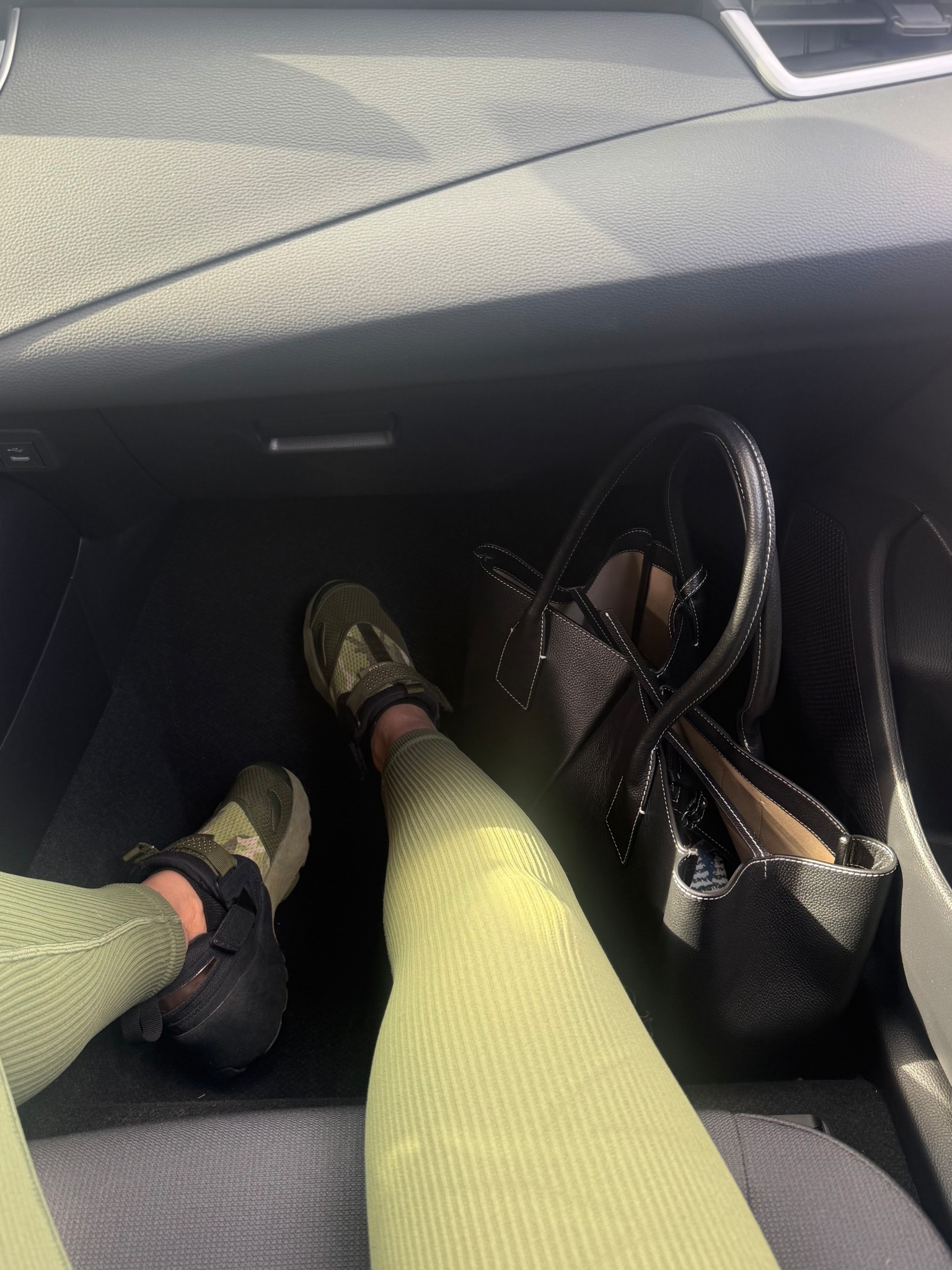 I've been back in a big tote phase and I'm obsessed again. This one fits everything even my laptop.

Tote bag, work bag, travel tote, black tote, leather bag, designer bag, everyday bag 

#LTKWorkwear #LTKItBag #LTKTravel