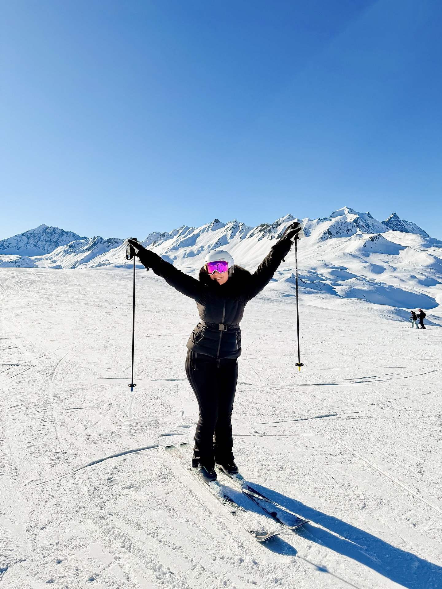 Snow-dusted mornings, long lunches that turn into après, and that unmistakable Alpine glow ✨
Val d’Isère has a way of slowing time—where the air feels crisper, the views hit harder, and every turn feels cinematic.

Quick photo recap from a weekend in the mountains ❄️🏔️

#ValdIsere @valdisere @foliedoucevaldisere @hotel_avenue_lodge #Winter #skiing #apres #luxurytravel

#LTKootd #LTKTravel #LTKdayinmylife