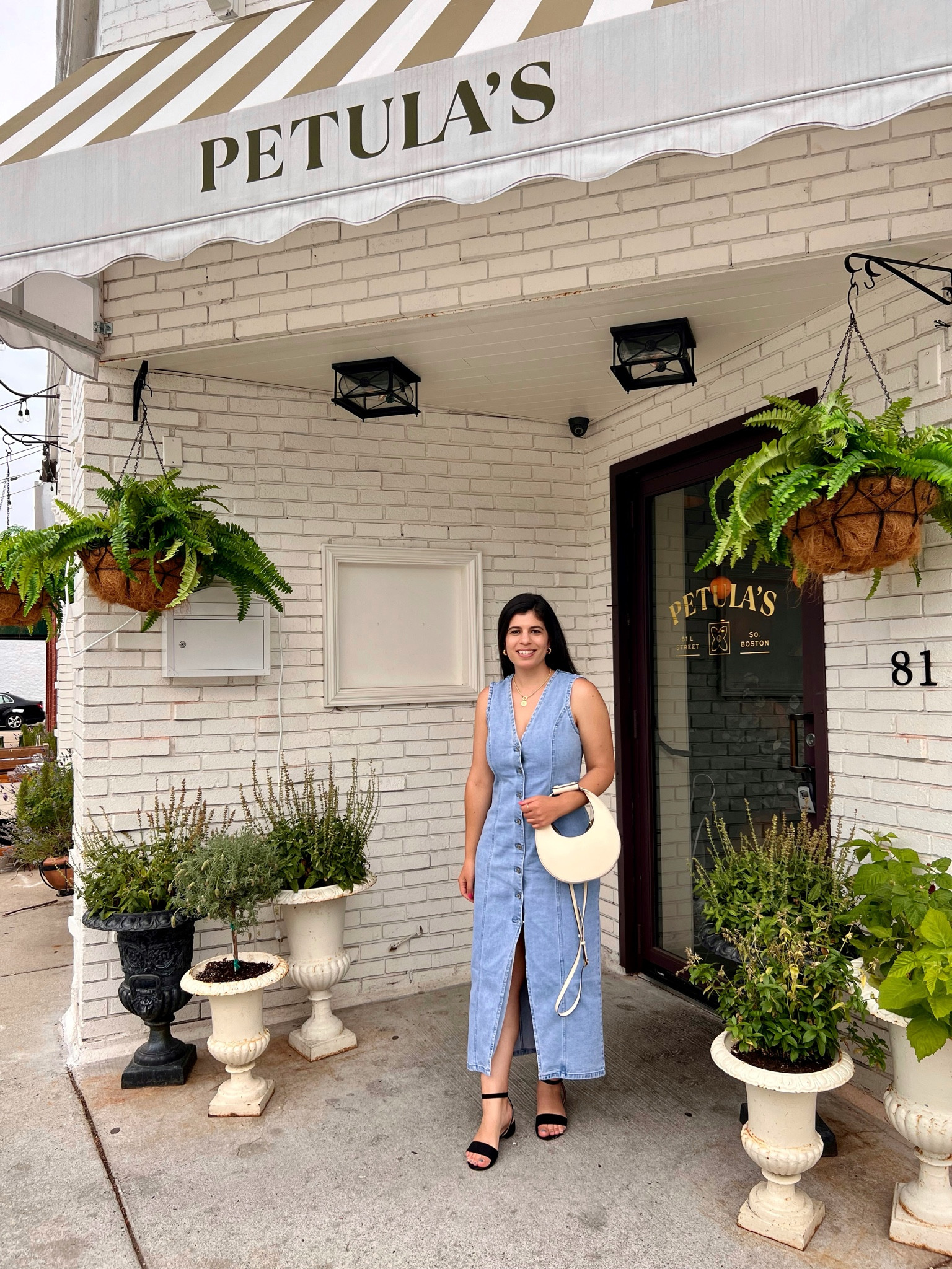 Wishing I were back in Boston with @annaavella_ pretending we had the sprawl of free time ahead of us. While we made the most of our days together, we never accomplish half of what we hope to. 

Still thinking about the delicious meal we had at @petulasboston - we arrived before the dinner service started and enjoyed having nearly the entire dining room to ourselves. To fill the time we ordered oysters (me) and shrimp (Anna) along with our cocktails. By the time we were finishing our meal the restaurant was filling with lively parties and the din of competing conversations was drowning out their impeccably curated playlist. We timed it perfectly. 