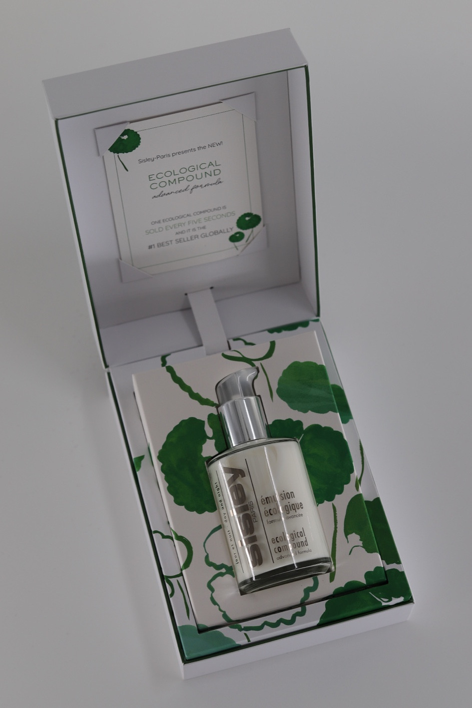 A go-to essential skincare to balance, strengthen and revitalize all skin types 🌱

#chrisapappas #styledbychrisa #inspiredbychrisa #sisley #mysisleyskincare #ltkskincare #sisleyparis #plantbasedskincare 