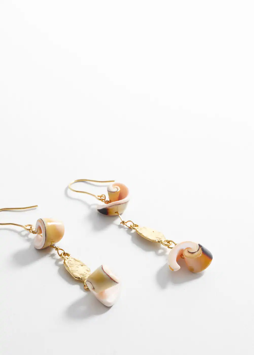Kombinierte muschel-ohrringe -  Damen | Mango Deutschland | MANGO (DE)