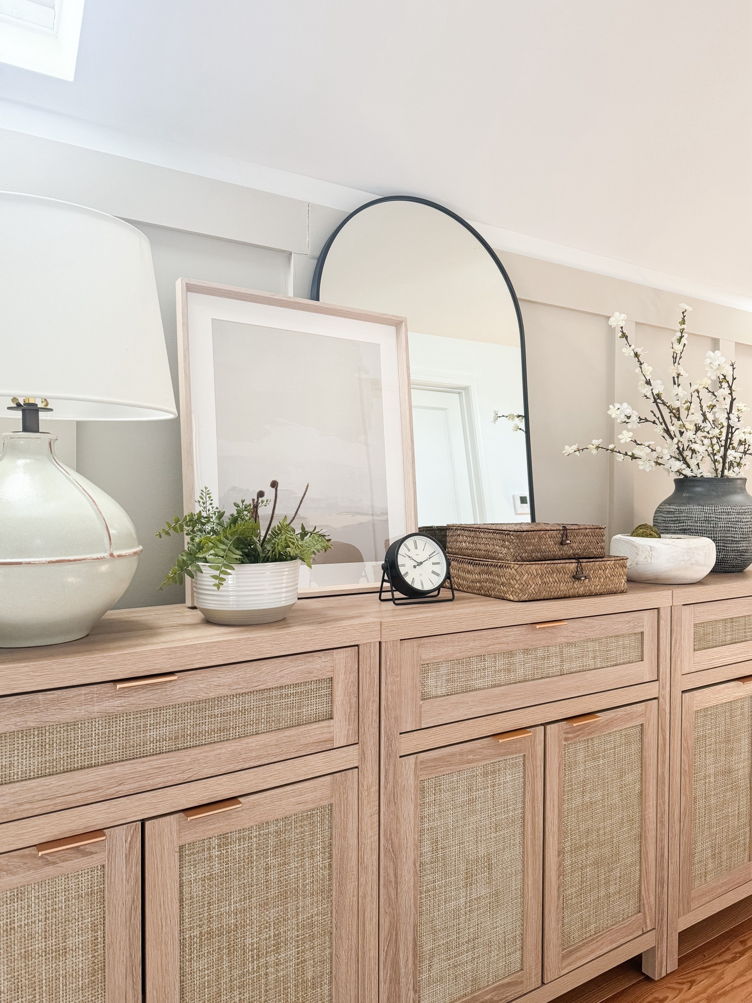 Console Table

Home Decor  Room Decor  Neutral Finds  Artificial Plant  Pottery  Lamp  Wall Mirror  Area Rug  Living room Decor

#LTKFindsUnder50 #LTKHome #LTKStyleTip