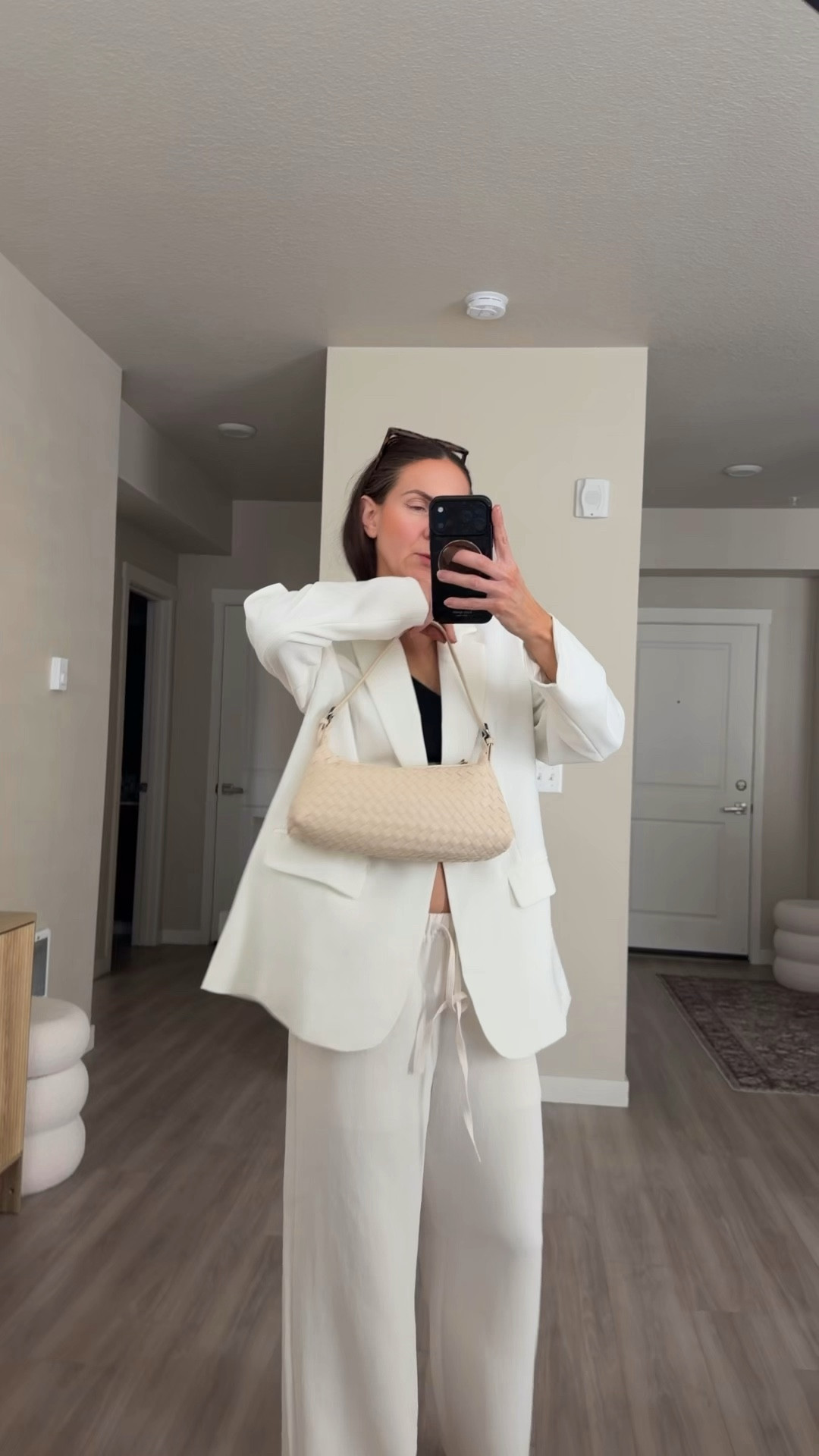 i'm 5'7 wearing medium in blazer for oversized look.  small regular in pants  

spring look, 
blazer,
oversized blazer, 
white blazer,
white handbag 
