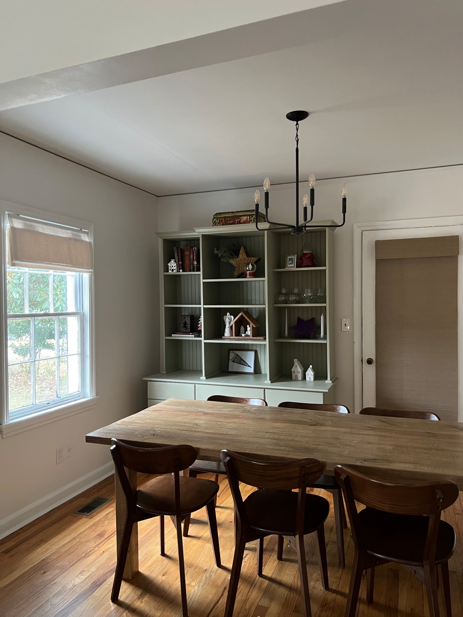 Our new window treatments!! 🌟 super fast and easy to install and their site is very comprehensive for measuring instructions. We have the Liz Linen Roman Shades in Ivory White and the Rae Natural Bamboo series S in Lilac Brown! 