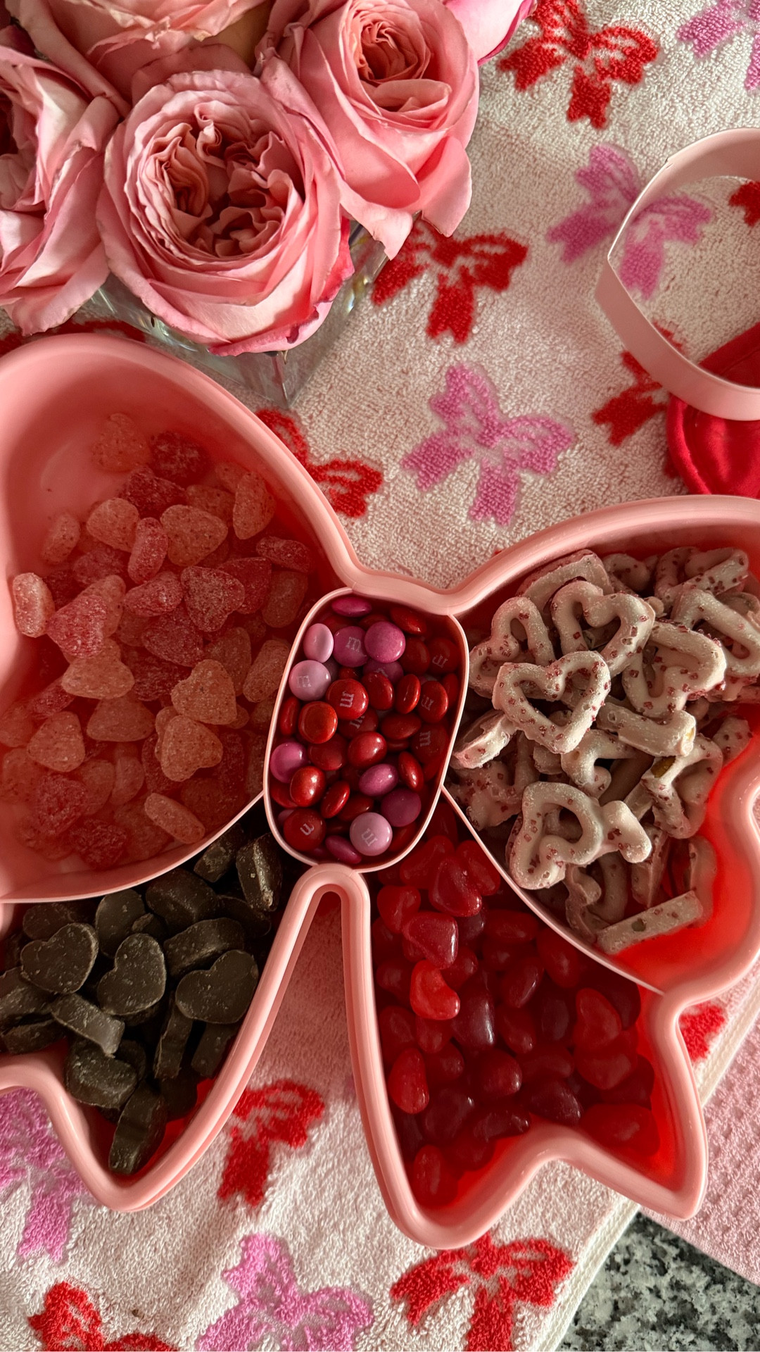 Valentine’s Day snack box restock ♥️🎀🍫🩷 #asmr #valentinesday #snackbox #restockasmr #pinkaesthetic 

@sourpatchkids @reeses @mmschocolate @starburst