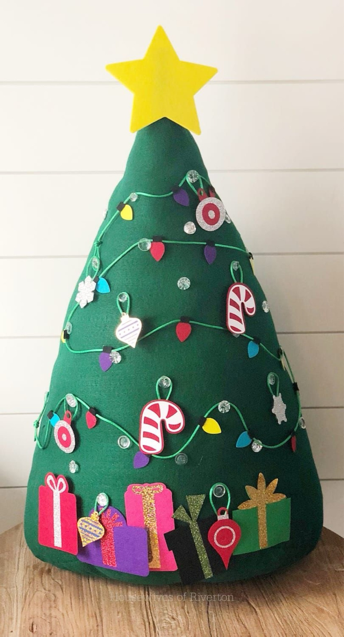 A nice felt Christmas Tree perfect for toddlers! #ltkhome #ltkfamily #ltkbaby #toddlers #christmastree #feltchristmastree #natale #casa #alberodinatale #bambini 

#LTKkids #LTKeurope #LTKitalia